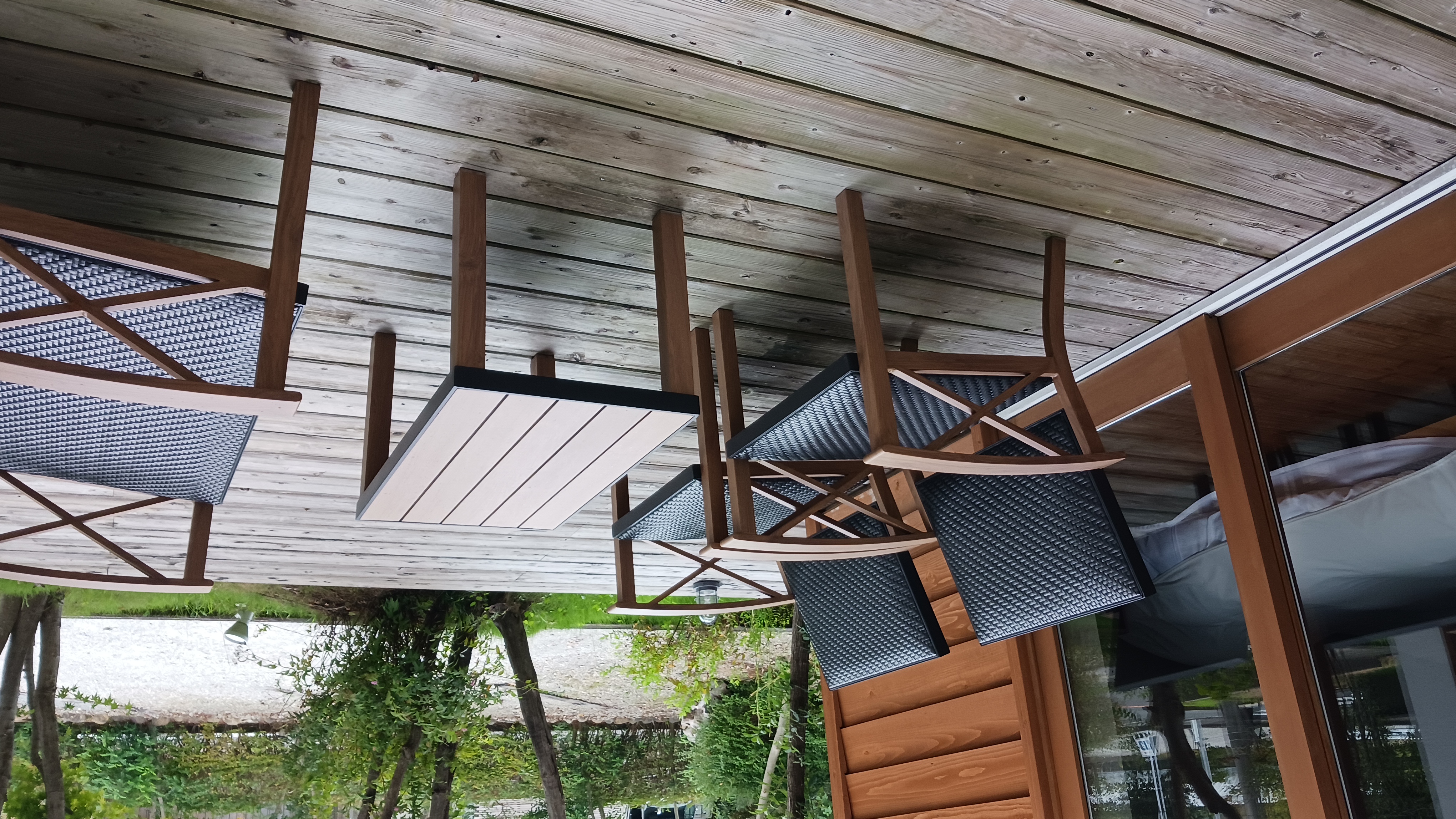 テラス　※バーベキューやピザ窯で焼いたピザなど、こちらでもお召し上がりいただけます。