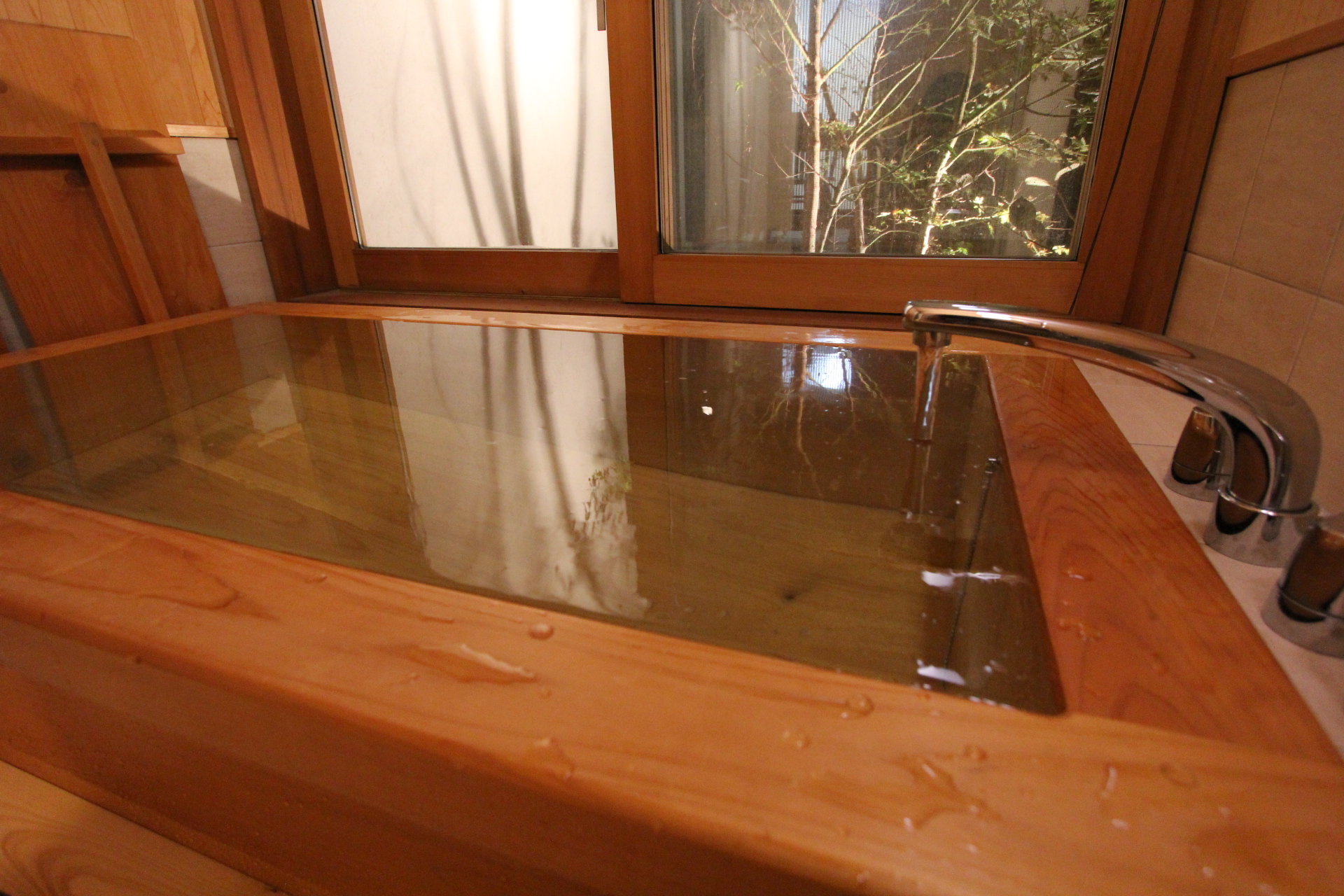 風呂2　※ひのきのお風呂で疲れた身体を癒してください。