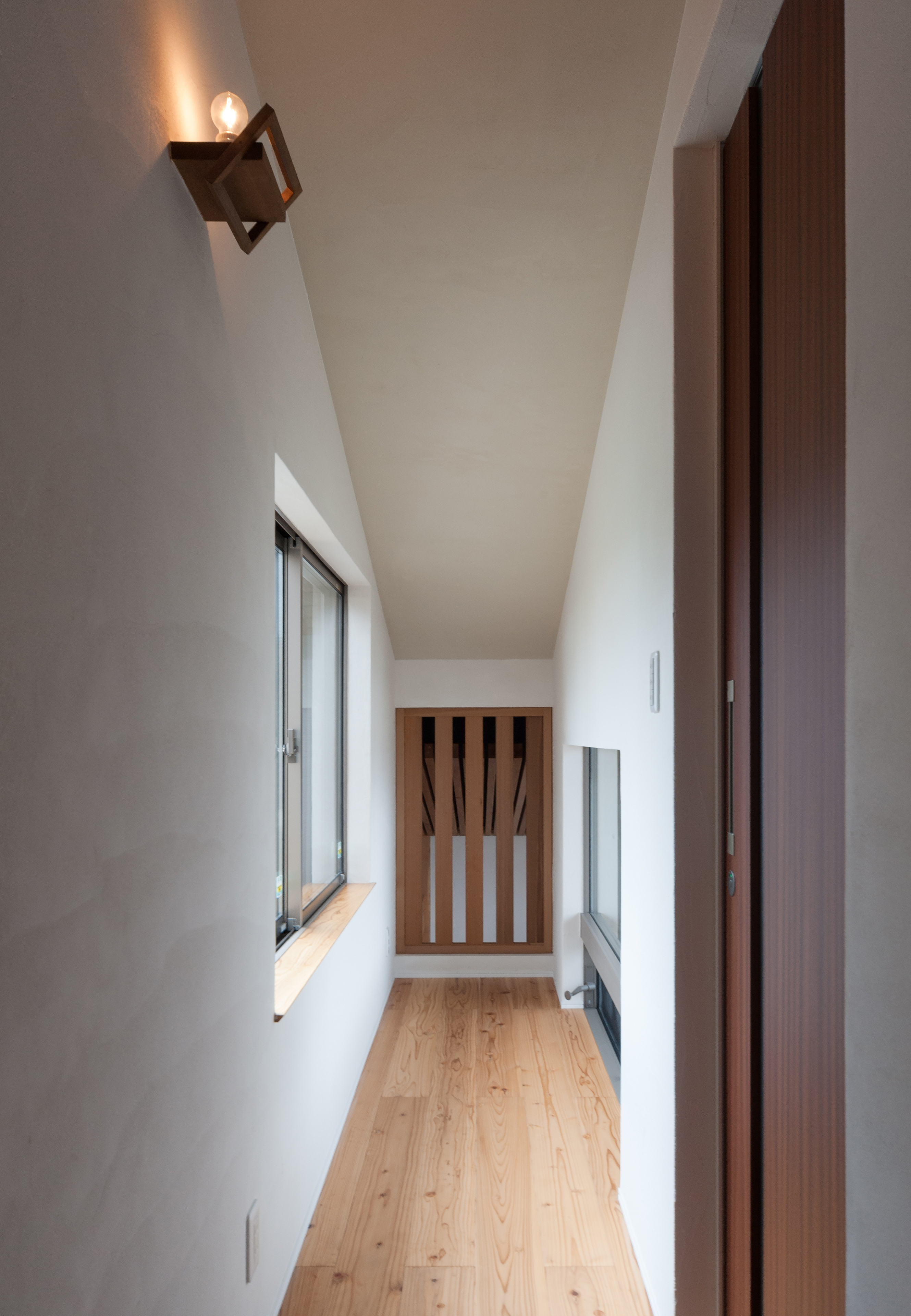 ２階廊下※奥の格子扉を開けば１階のリビングが見渡せます。