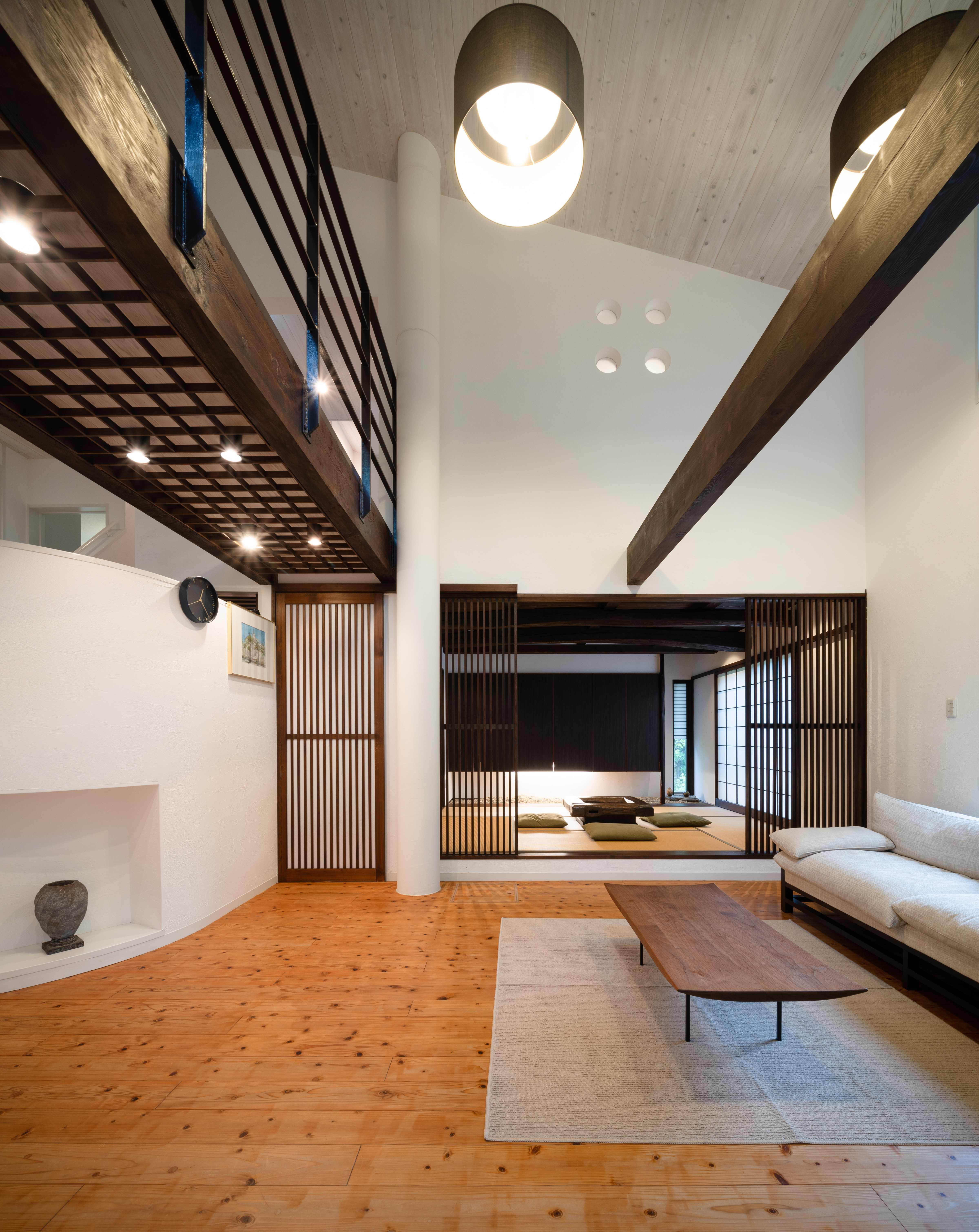 リビング1　浮造りの天然床が裸足に気持ち良い。