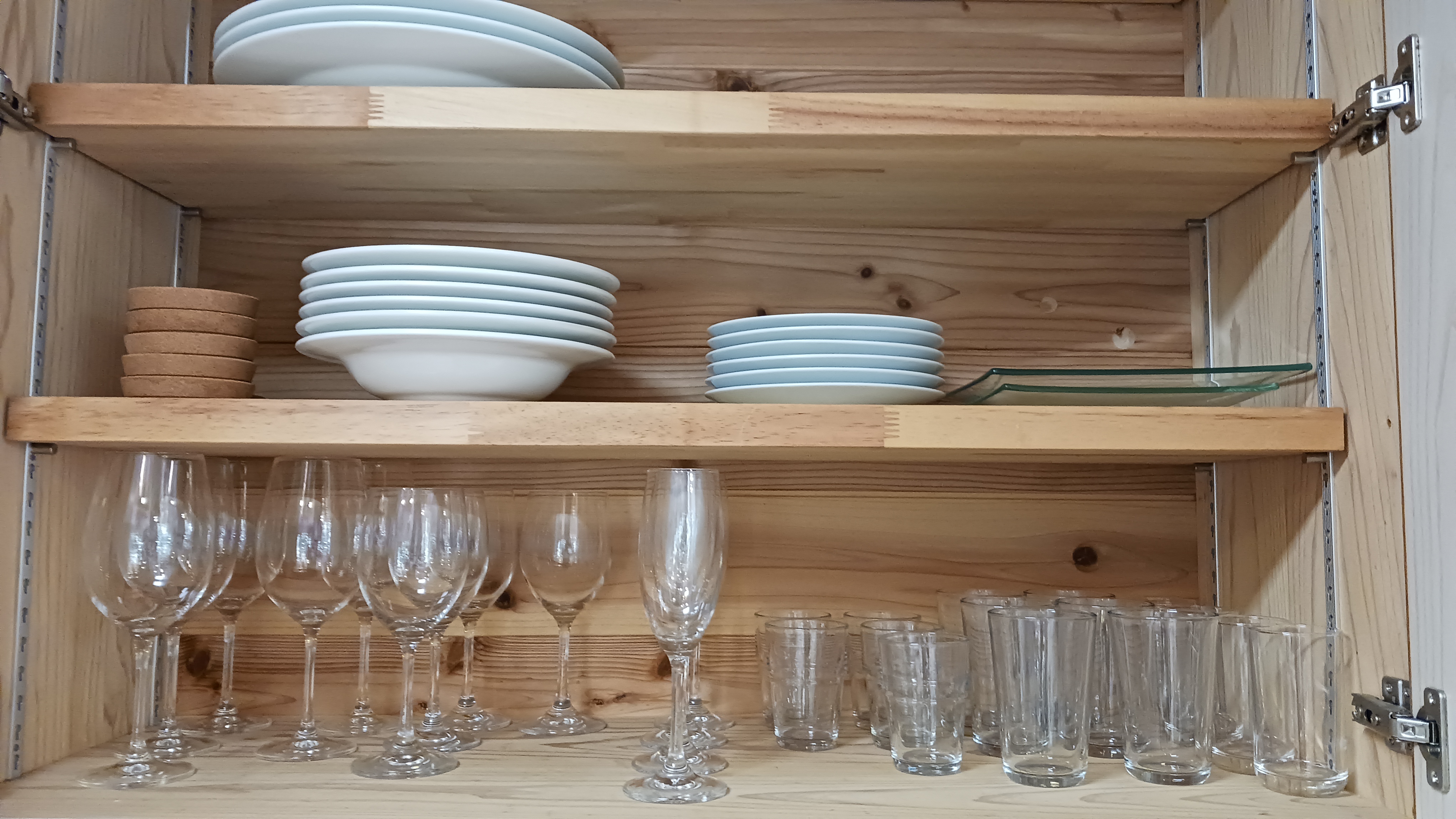 各種グラス類やお皿も充分に揃っています。