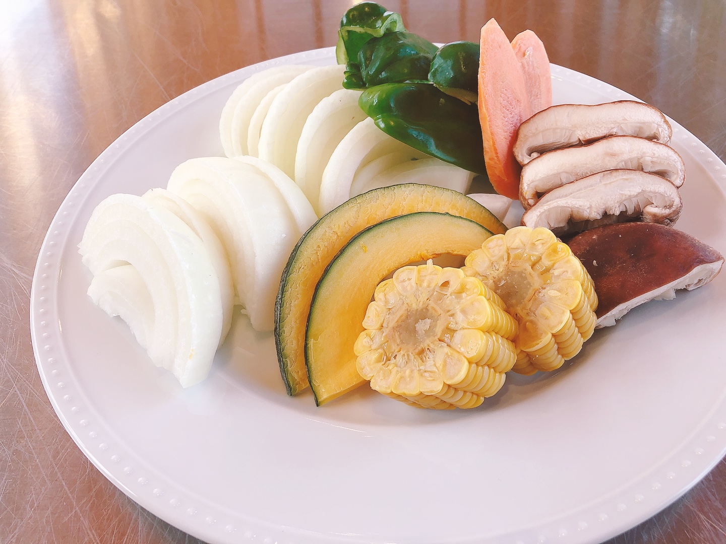 野菜セット（1人前￥385円）※要予約　２名様分から予約可能（写真）２名様分