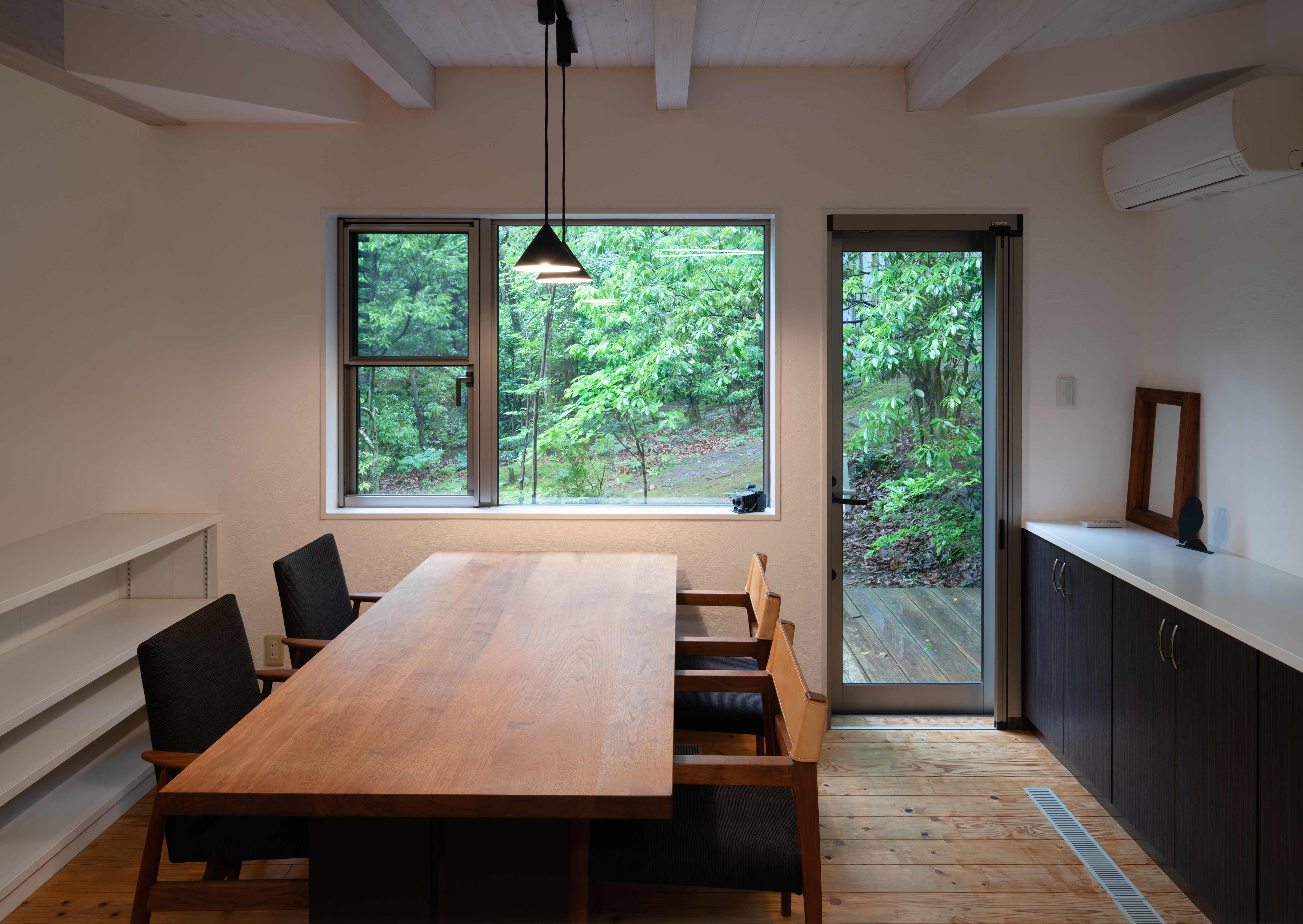 ダイニング1　すぐ外は木々に囲まれた非日常的な風景です。