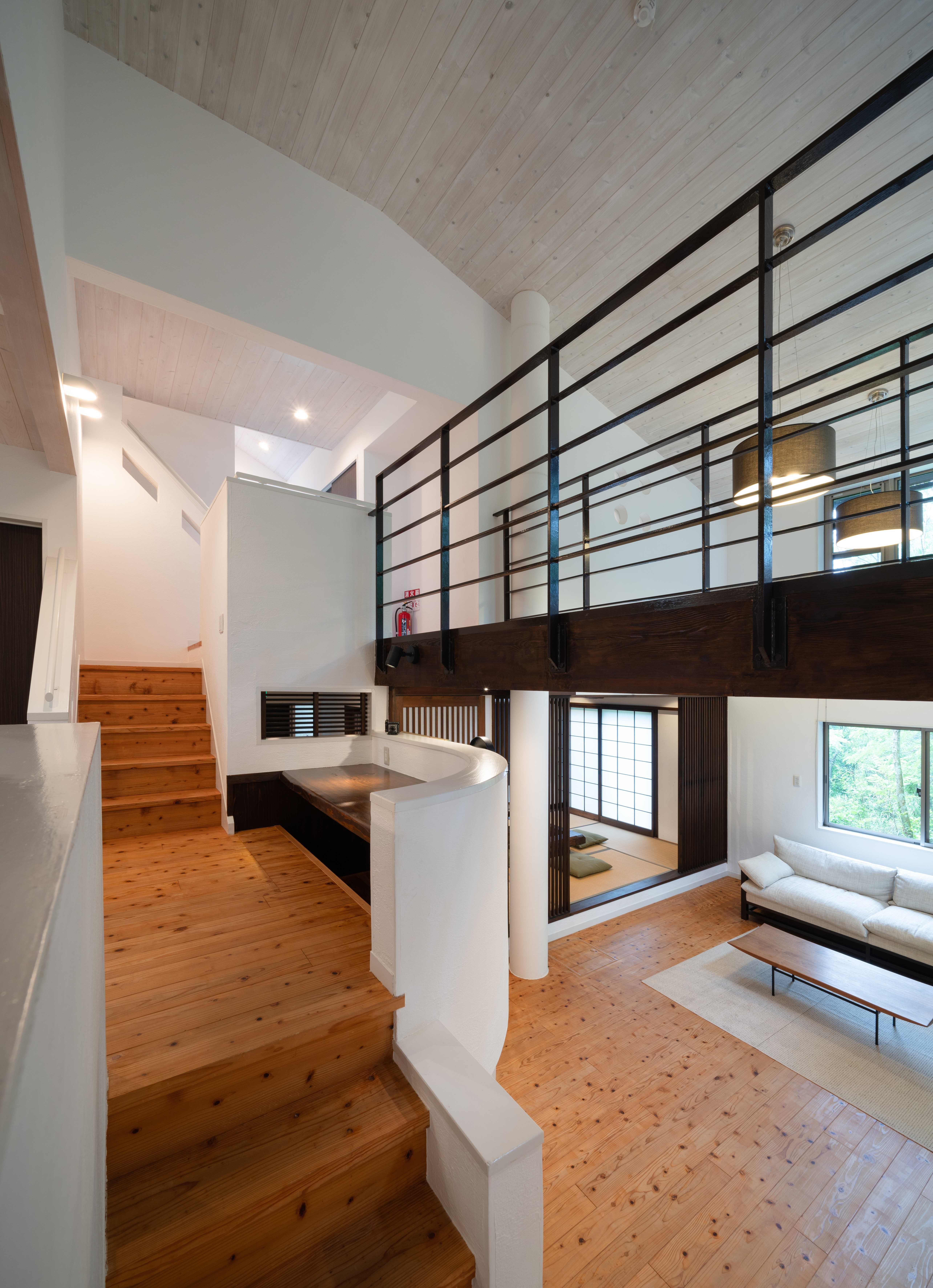 館内1　リビングからダイニング。バルコニーへ突き抜ける渡り廊下。