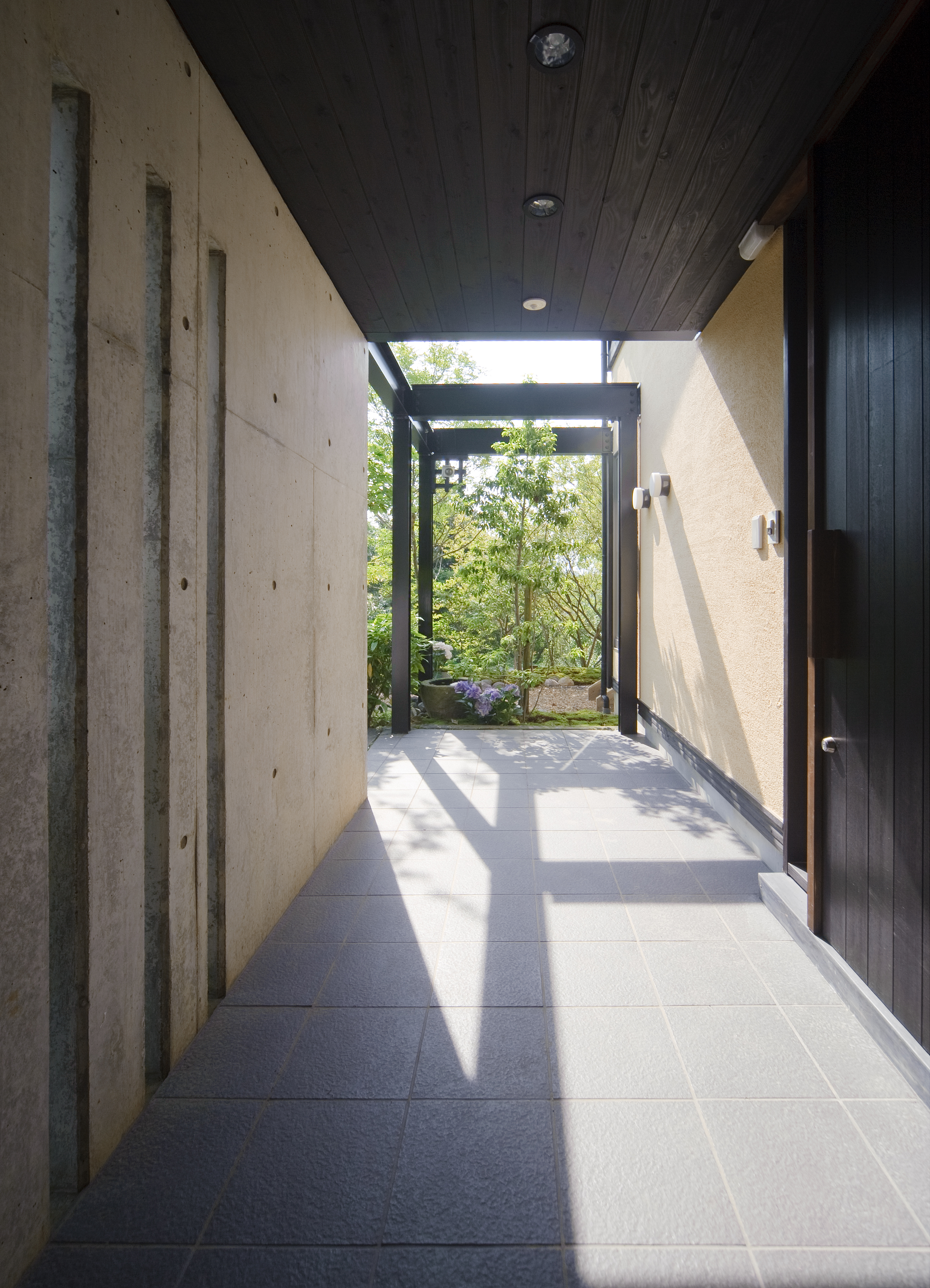 玄関2　玄関から出ると、森の景色が楽しめます。