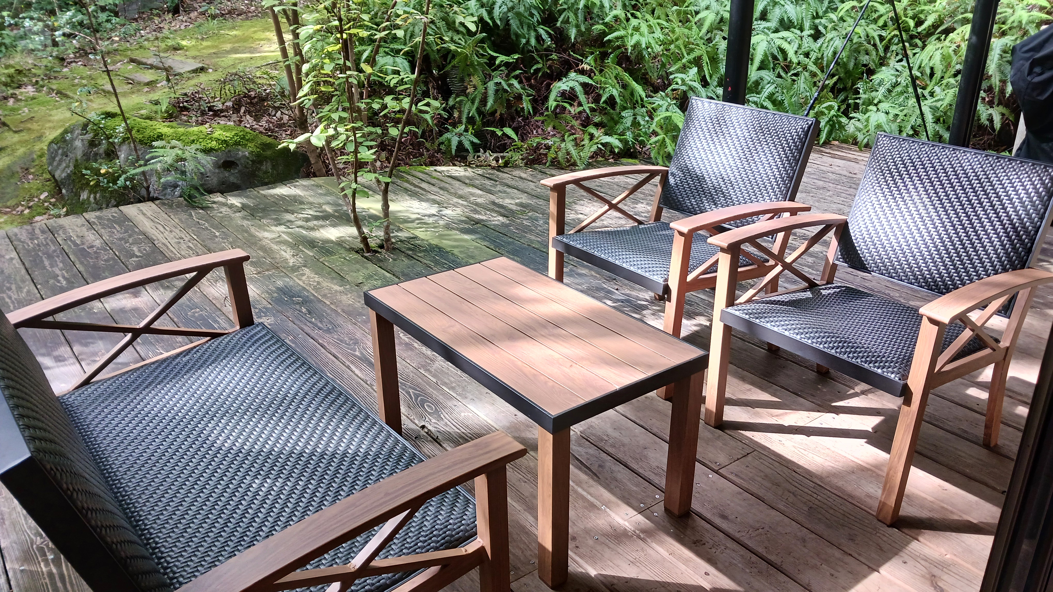 テラス1　木々の間からこぼれる柔らかい太陽の日差しの中でゆっくりと