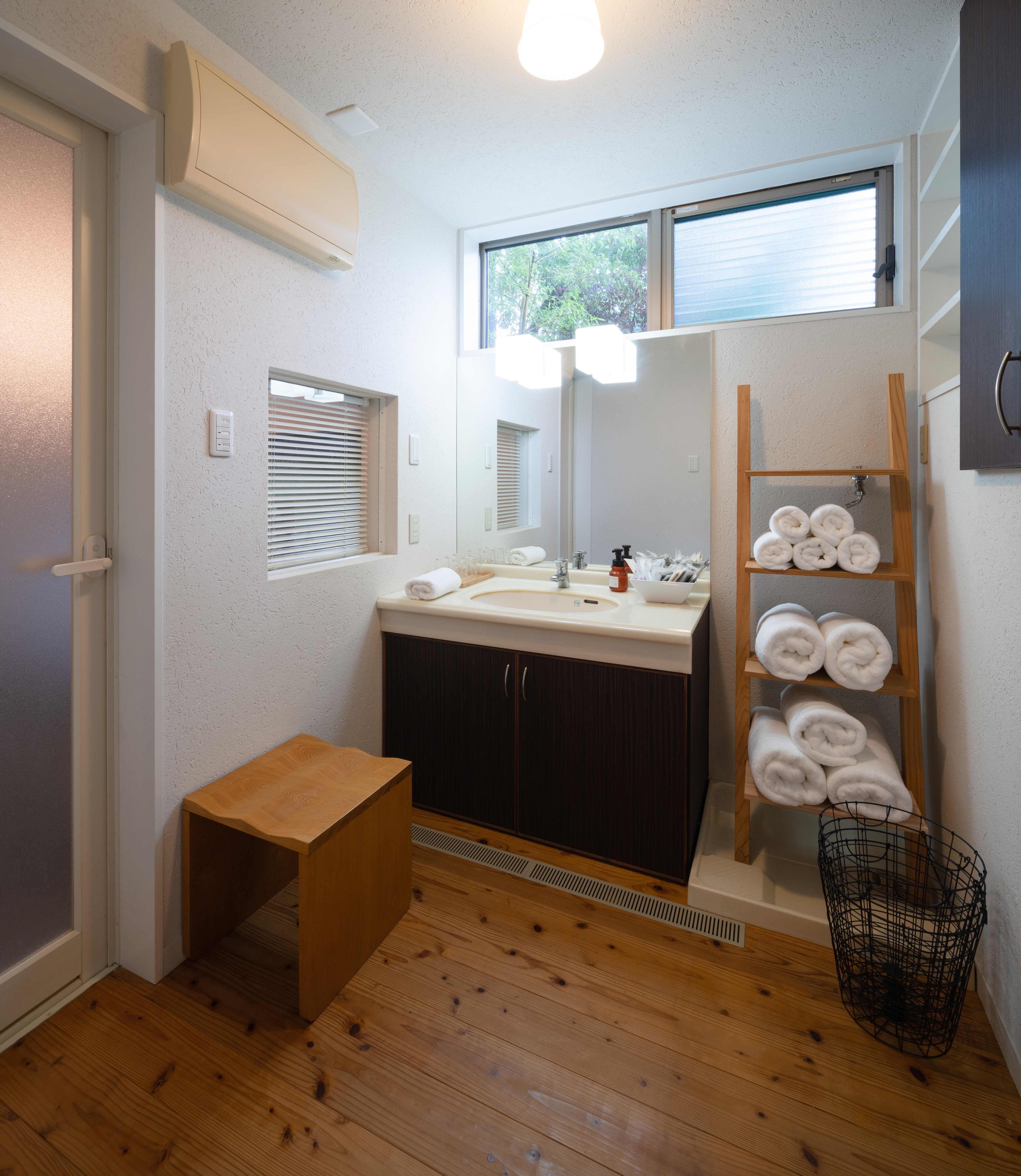 洗面所　 ハンドタオル　バスタオル　ハブラシ　シャンプー　リンス　ボディーソープ　シェイバー　ブラシ