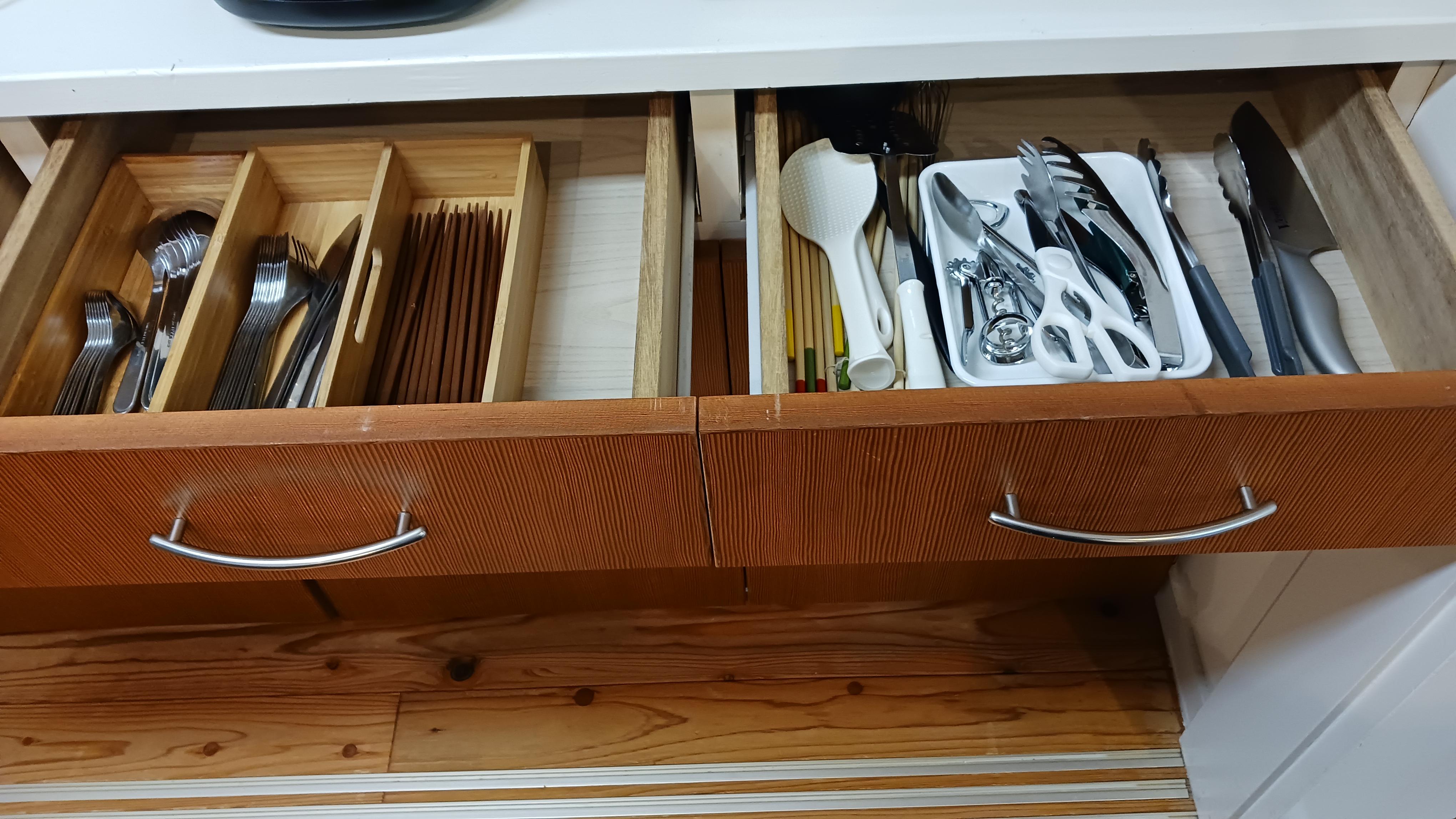 お箸、スプーン、フォーク、包丁、トング等も揃っています。