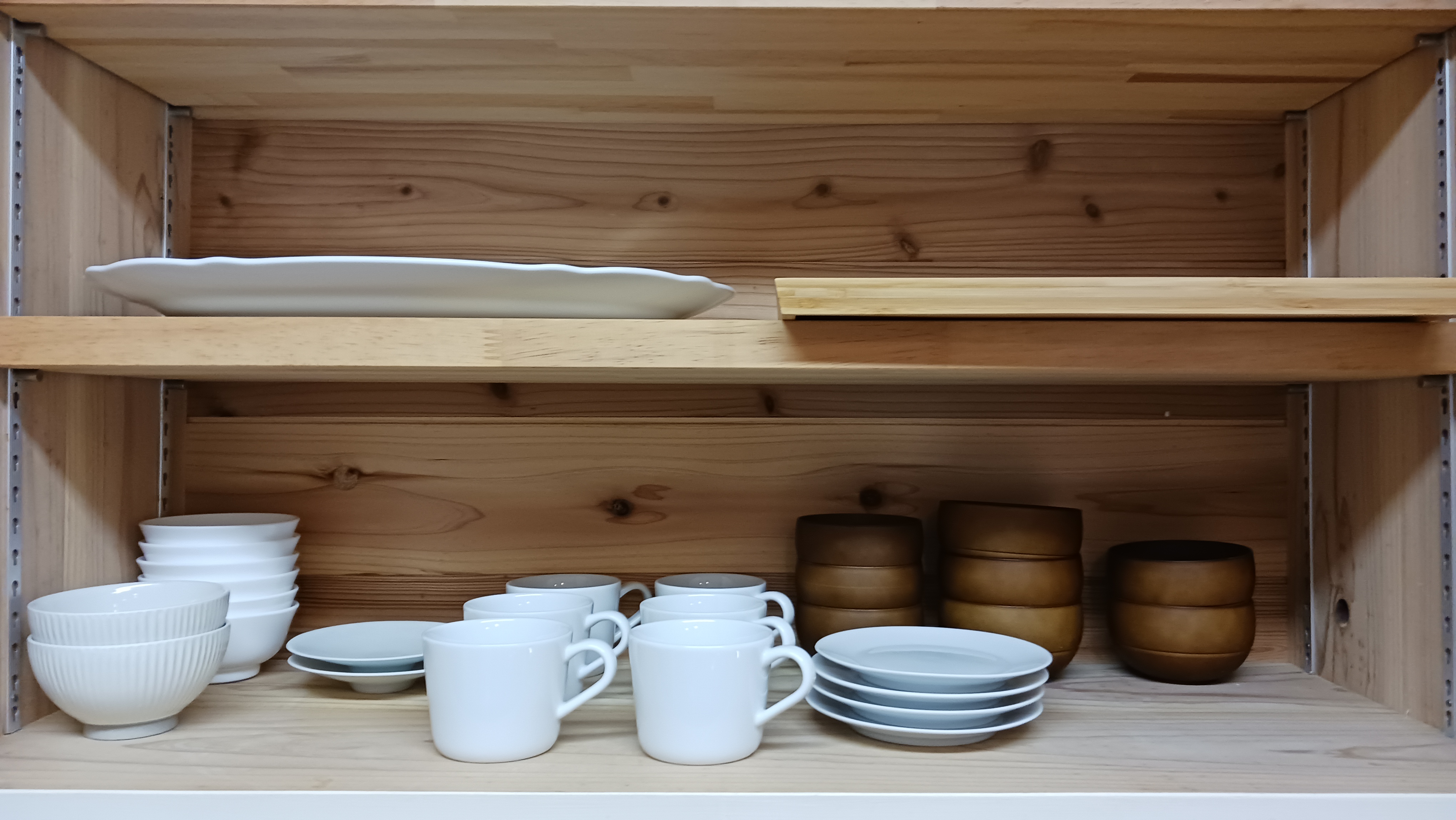 お茶碗、カップや各種お皿もございます。