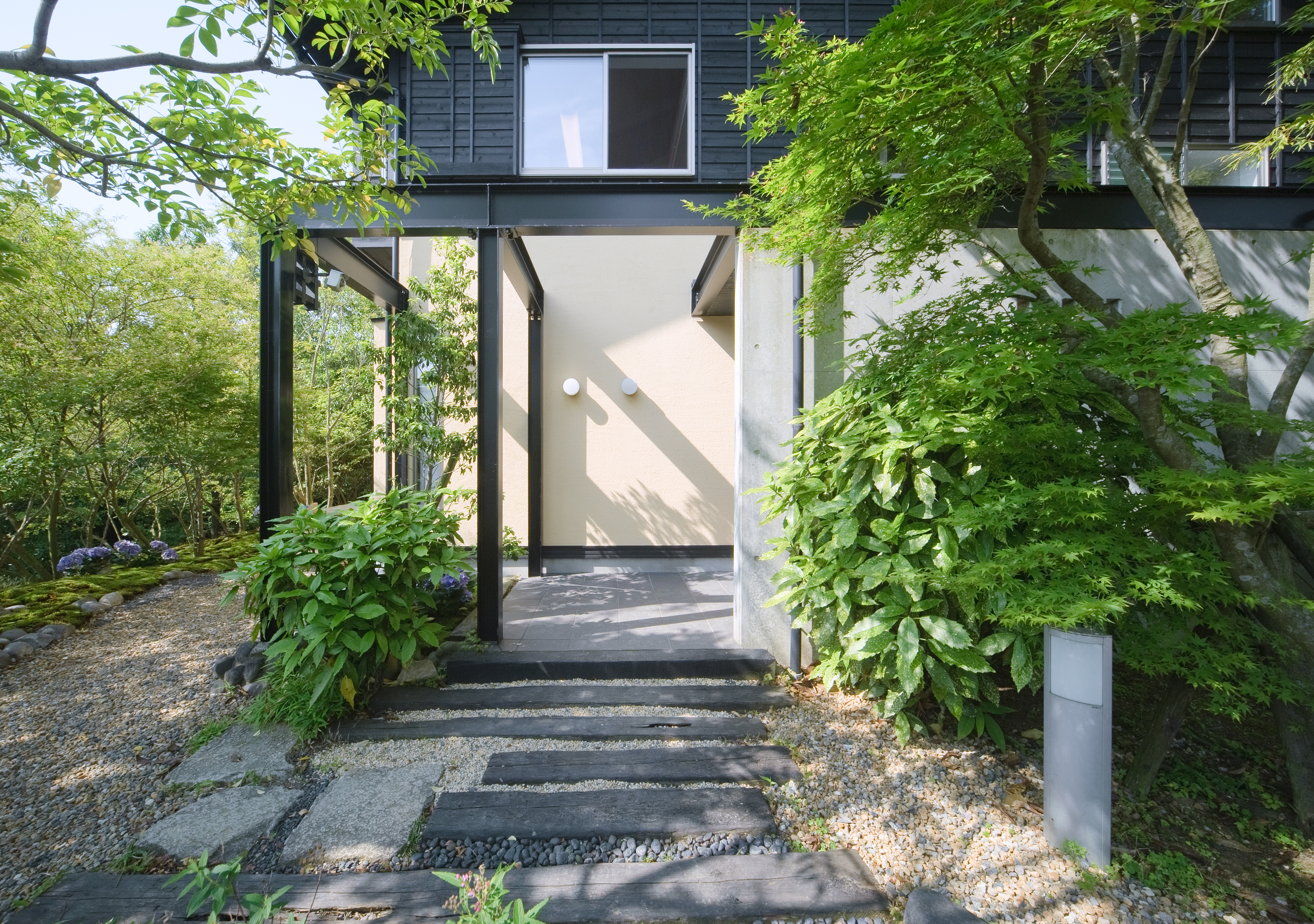 玄関3　季節によって風景が変わり楽しめます。