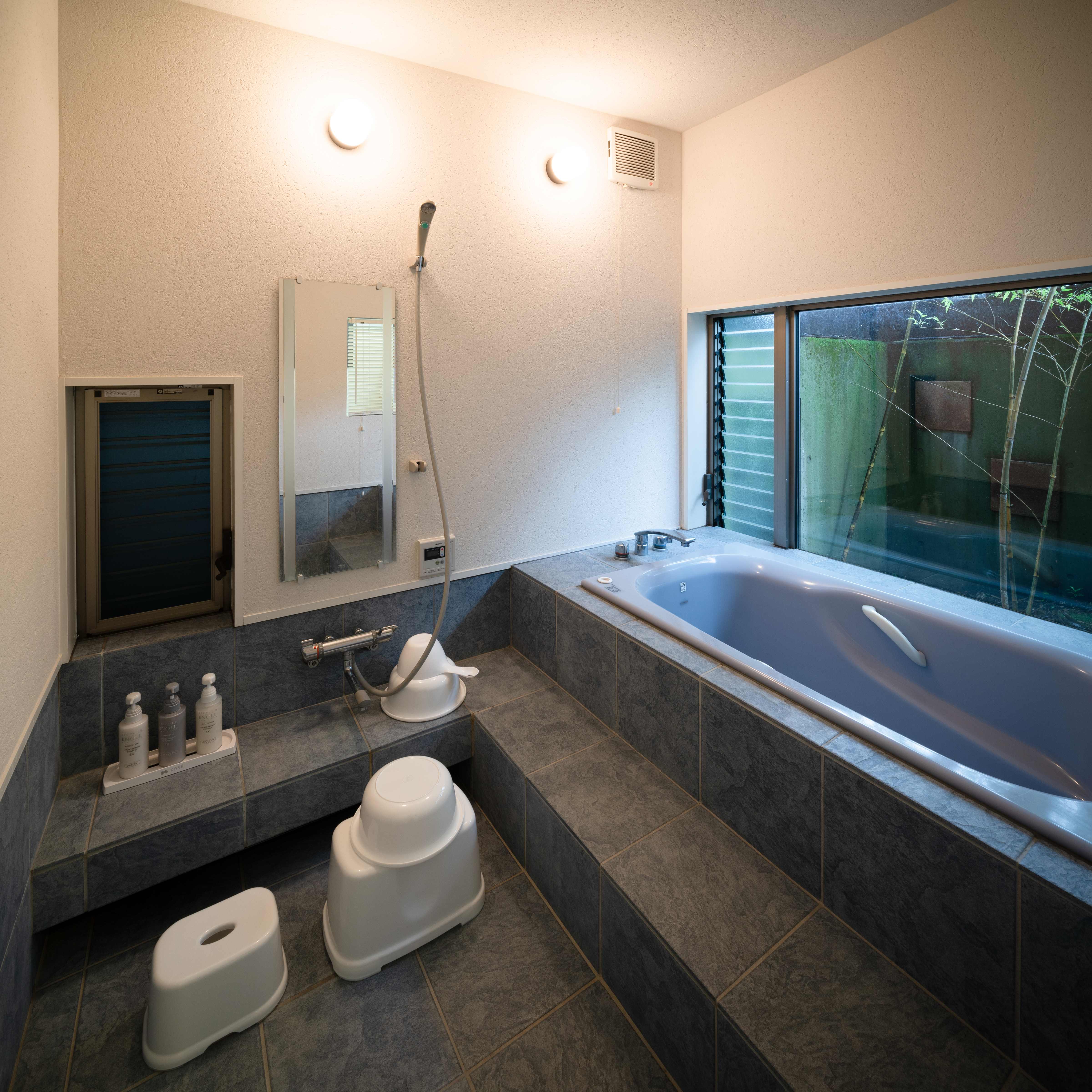 浴室　中庭を眺めながら、ごゆっくりとご入浴ください。