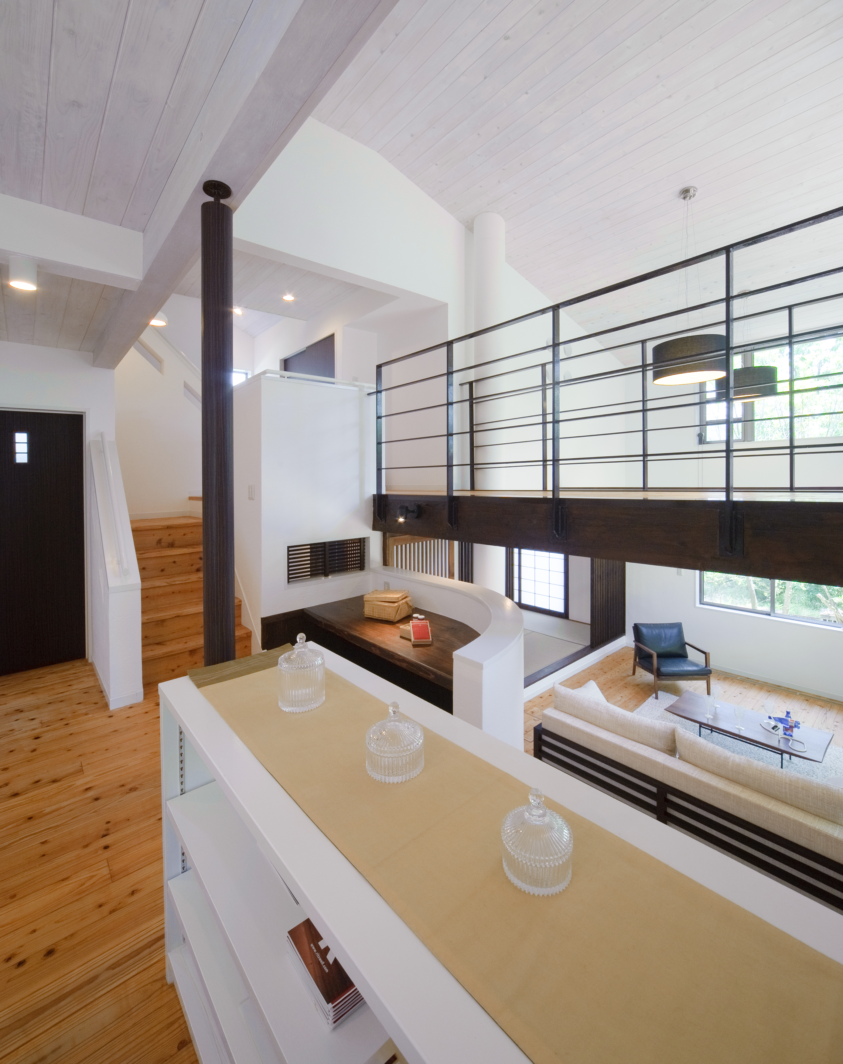 ダイニング3　ダイニングから見下ろせるリビング。