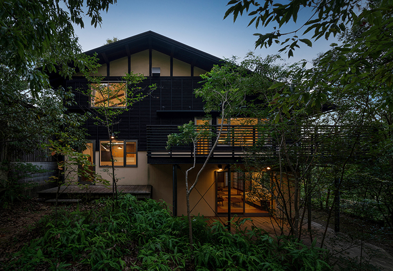 外観2　施設の裏手は森に囲まれた景色です。