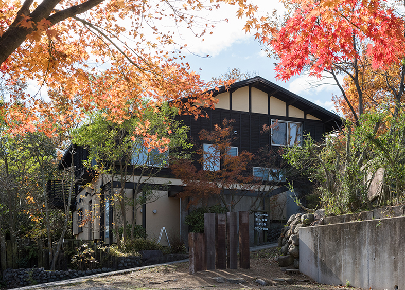 外観1　施設正面に駐車可能　隣接する駐車場完備