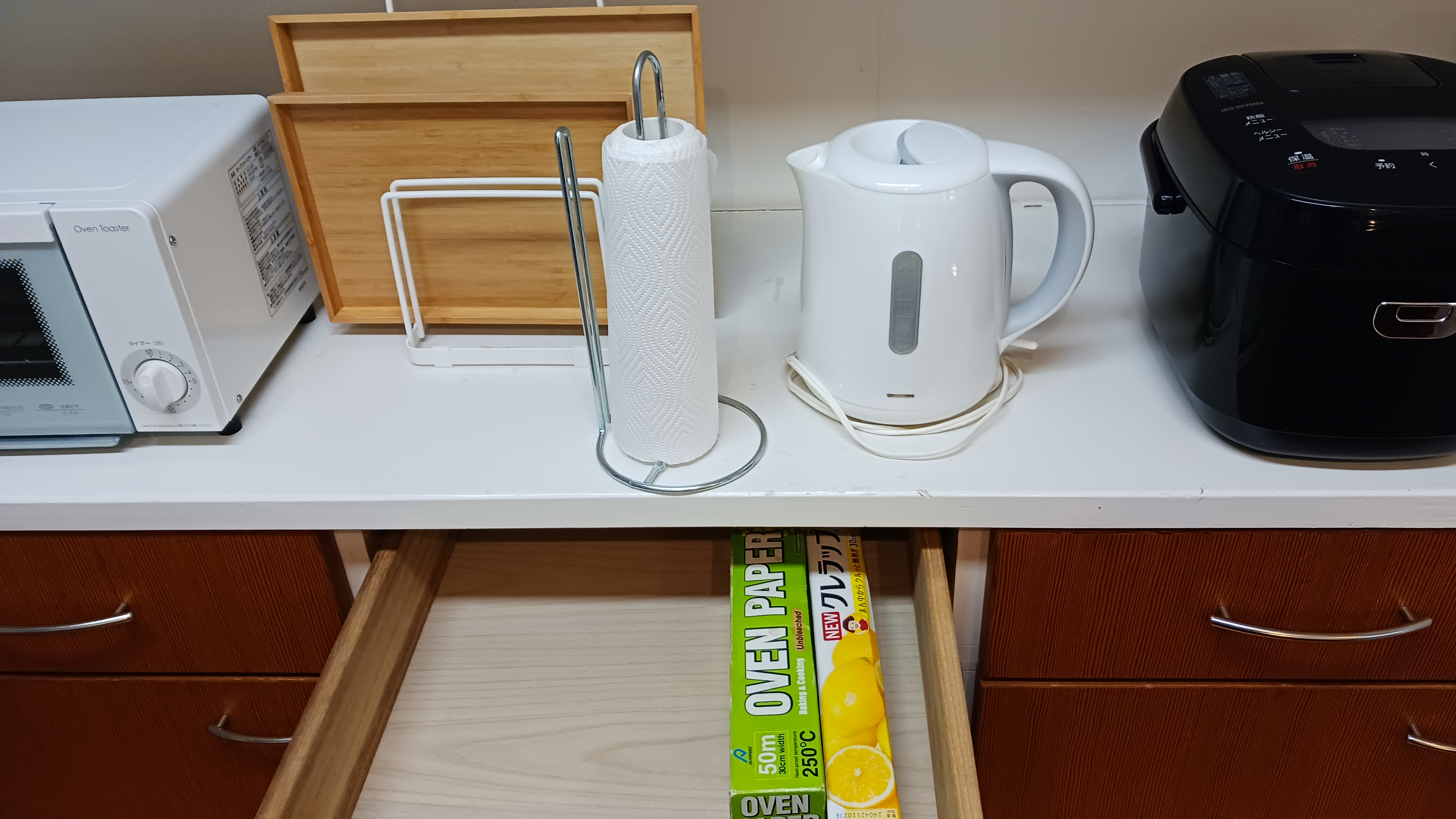 ケトル、炊飯器、電子レンジ、まな板、キッチンペーパー、サランラップ、アルミホイル