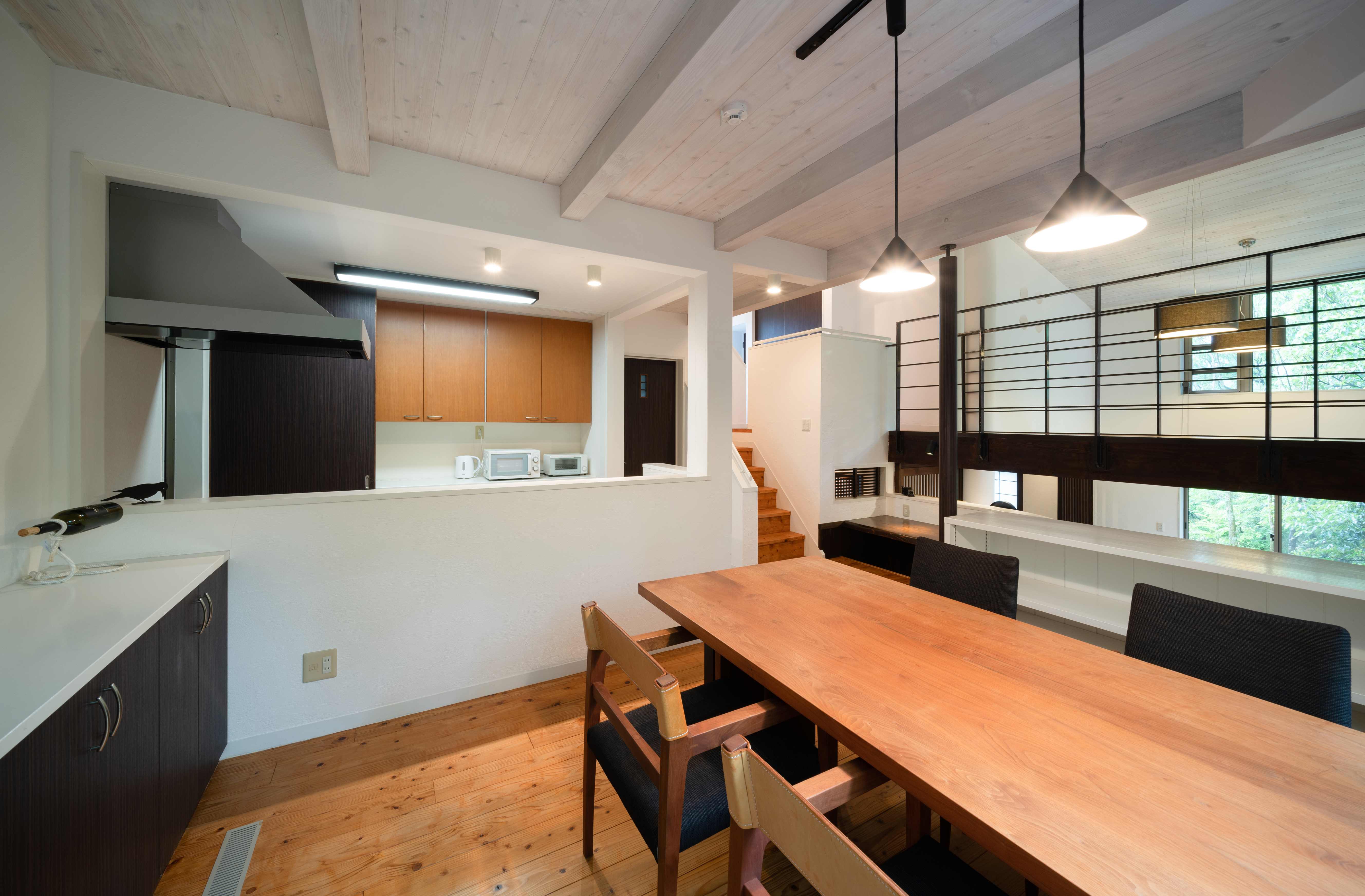 ダイニング2　森を眺めながら皆様でお食事を楽しんでください。