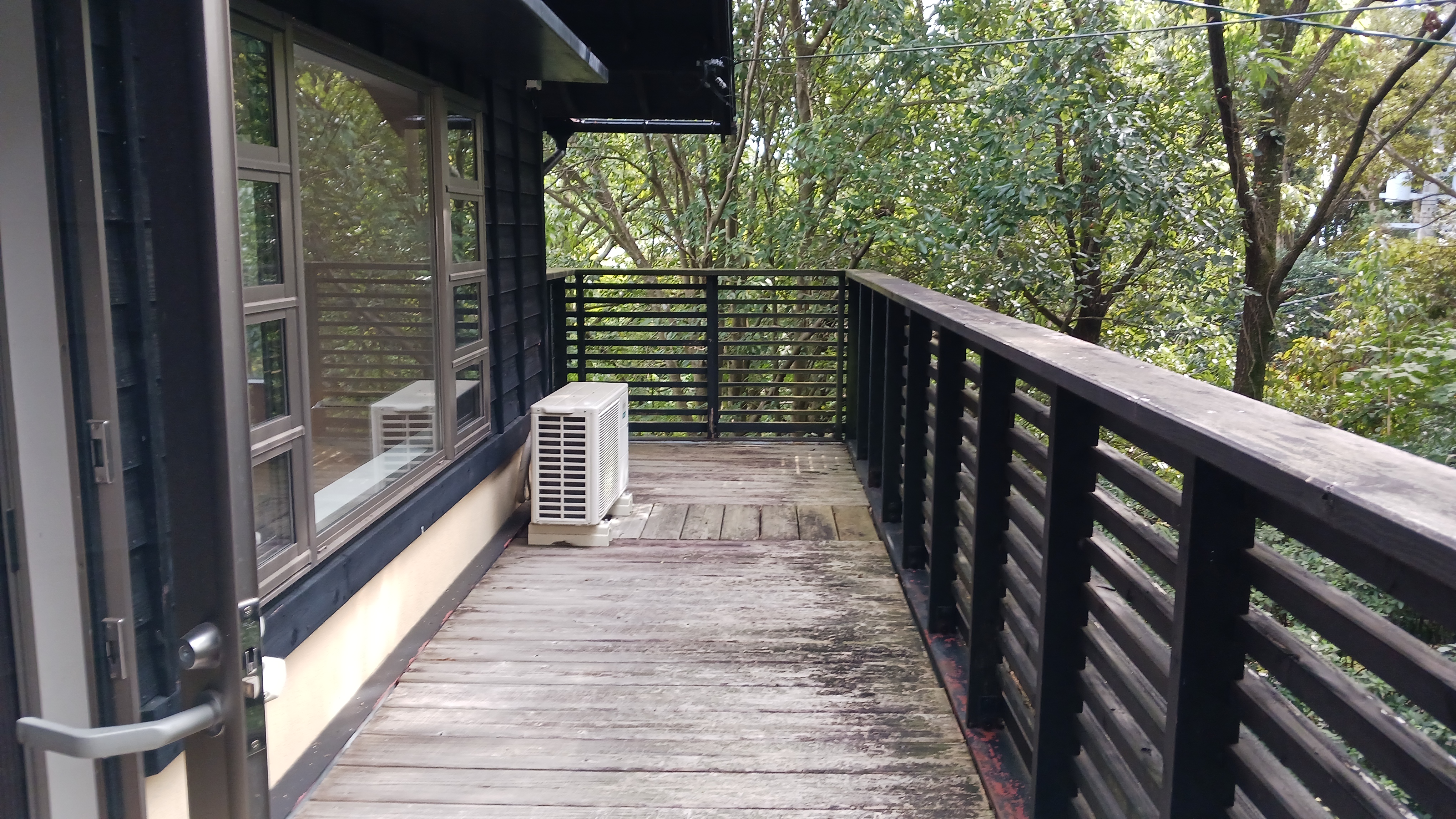 バルコニー　森を散策しながらゆっくりとした時間と木々に包まれた空間