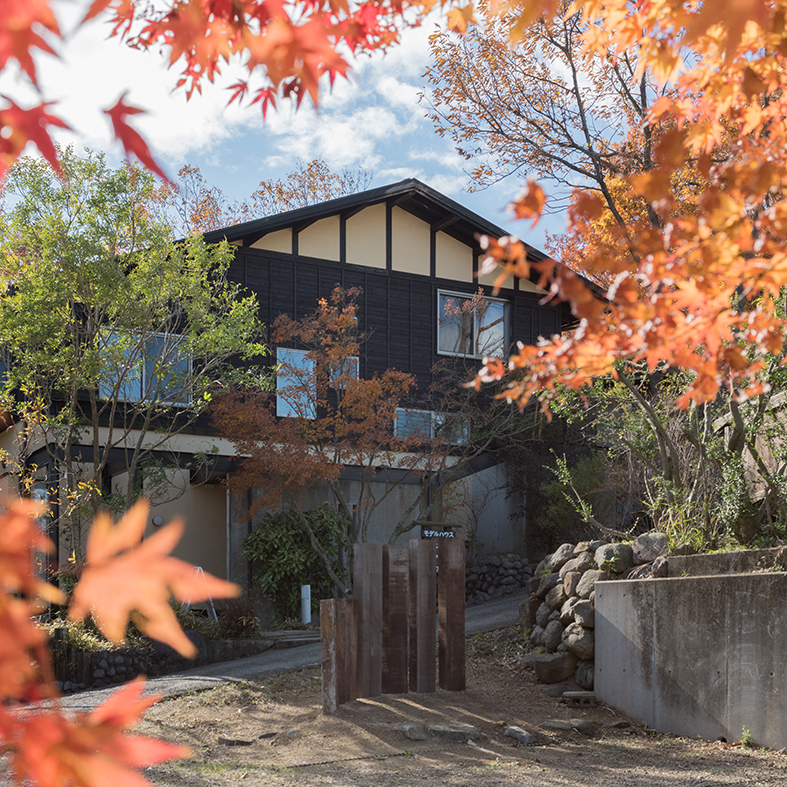 外観3　森のトンネルを抜け、里山にあるような一棟の宿。