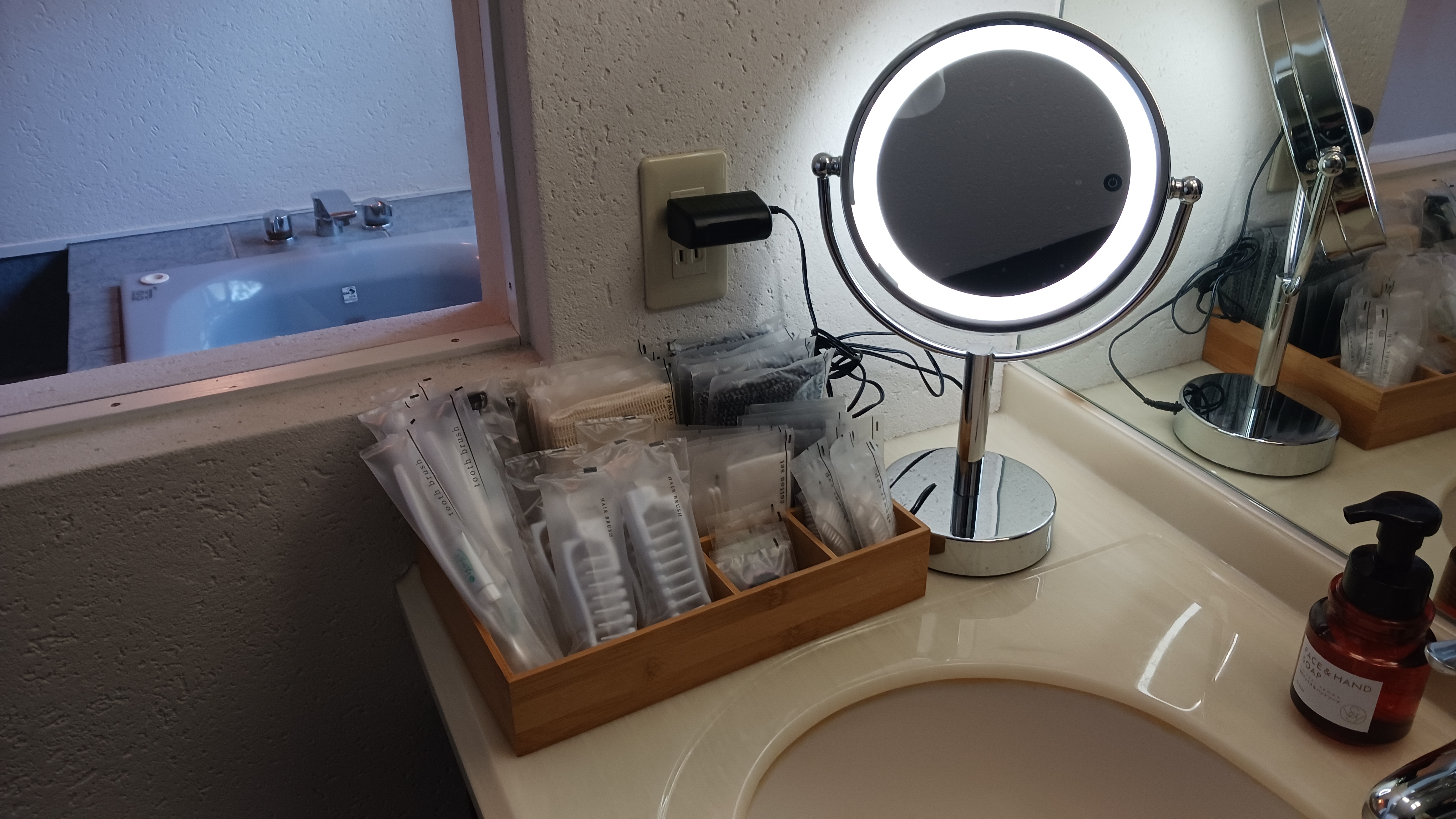 歯ブラシ・ウォシュタオル・ヘアーブラシ・カミソリ・シャワーキャップ・ヘアーゴム揃っています。