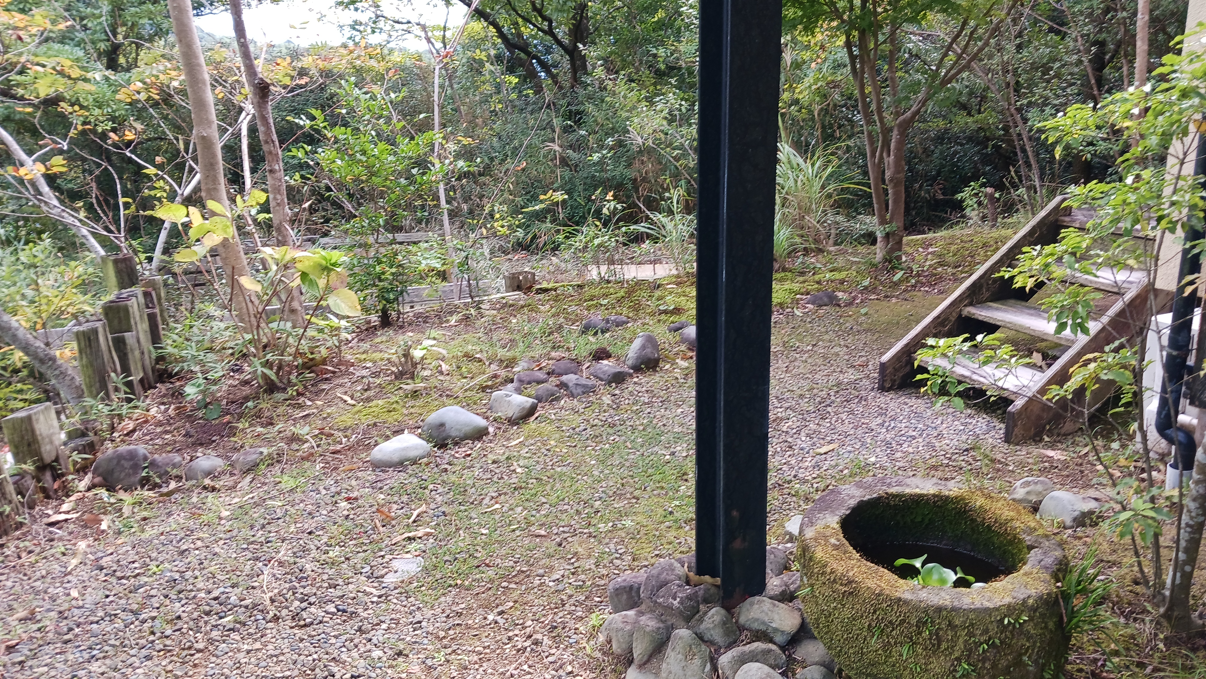 庭1　玄関から１歩外れると自然に囲まれた空間がございます。