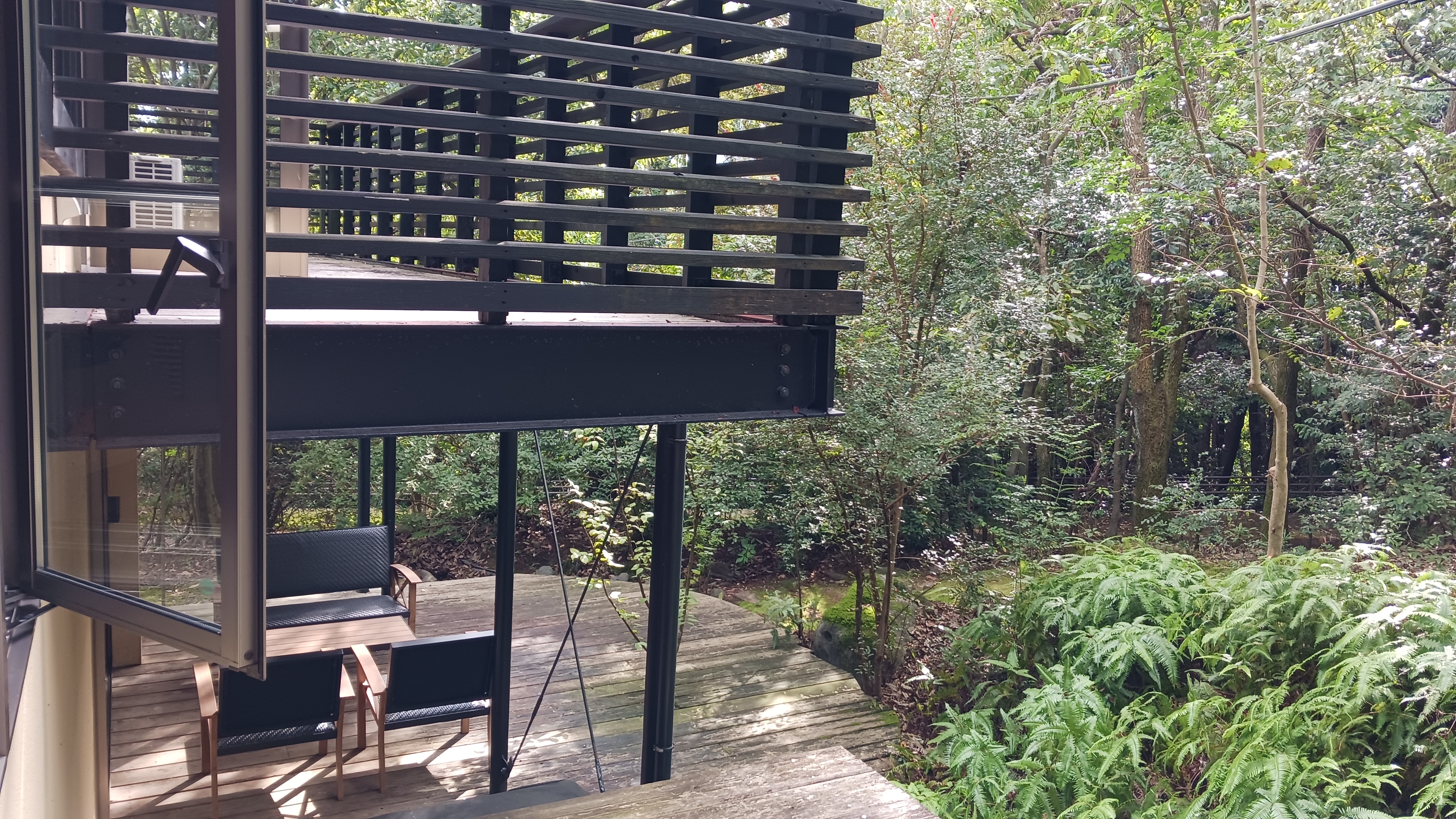 テラス2　森に囲まれたテラスで非日常なひとときをお過ごしください。