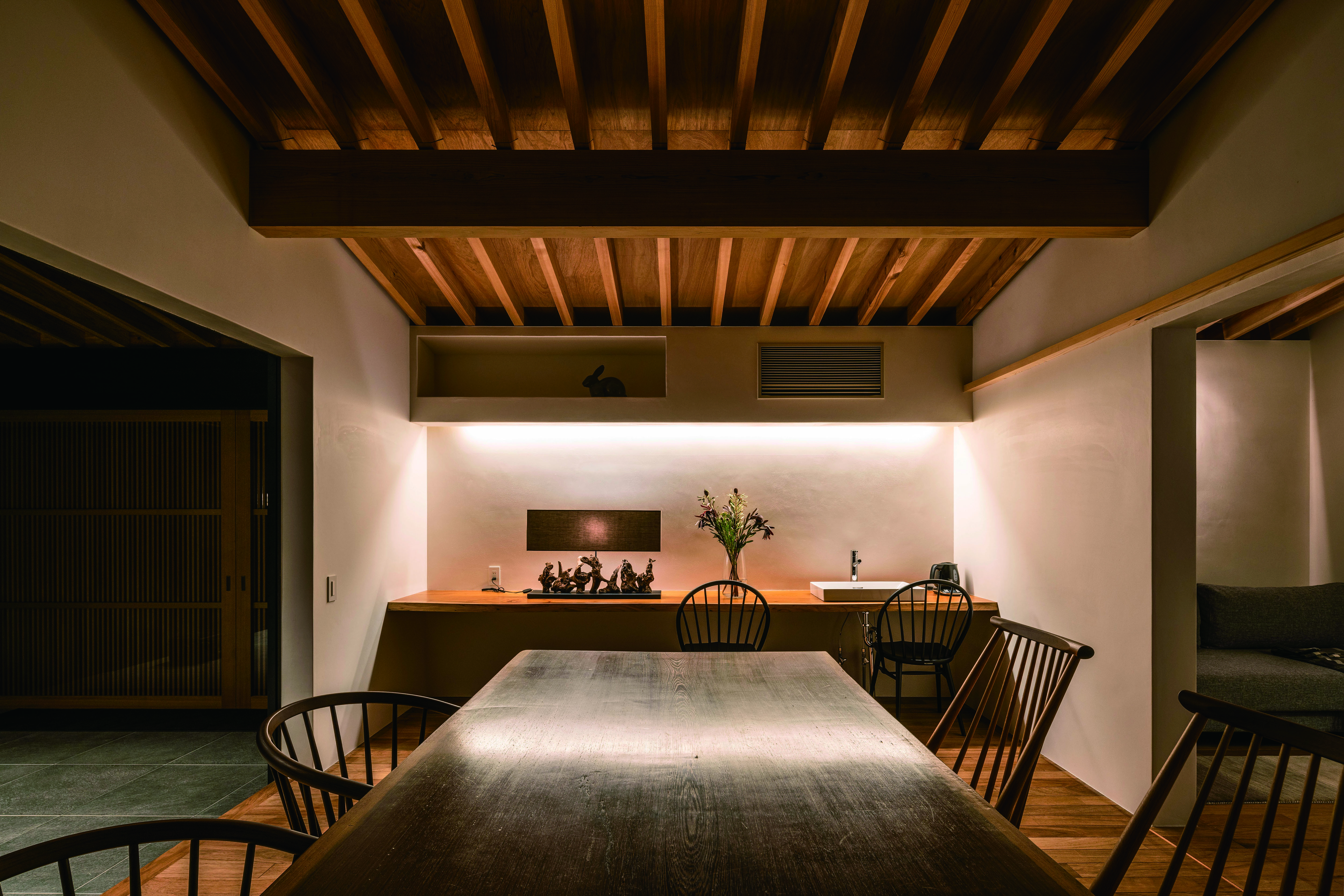 エントランス　室内2　隠れ家を思わせるプライベートで贅沢な空間。 