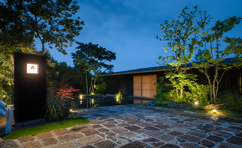 エントランス　月の明かりなど、自然の音や香りに気づかせてくれることを大切にしています。