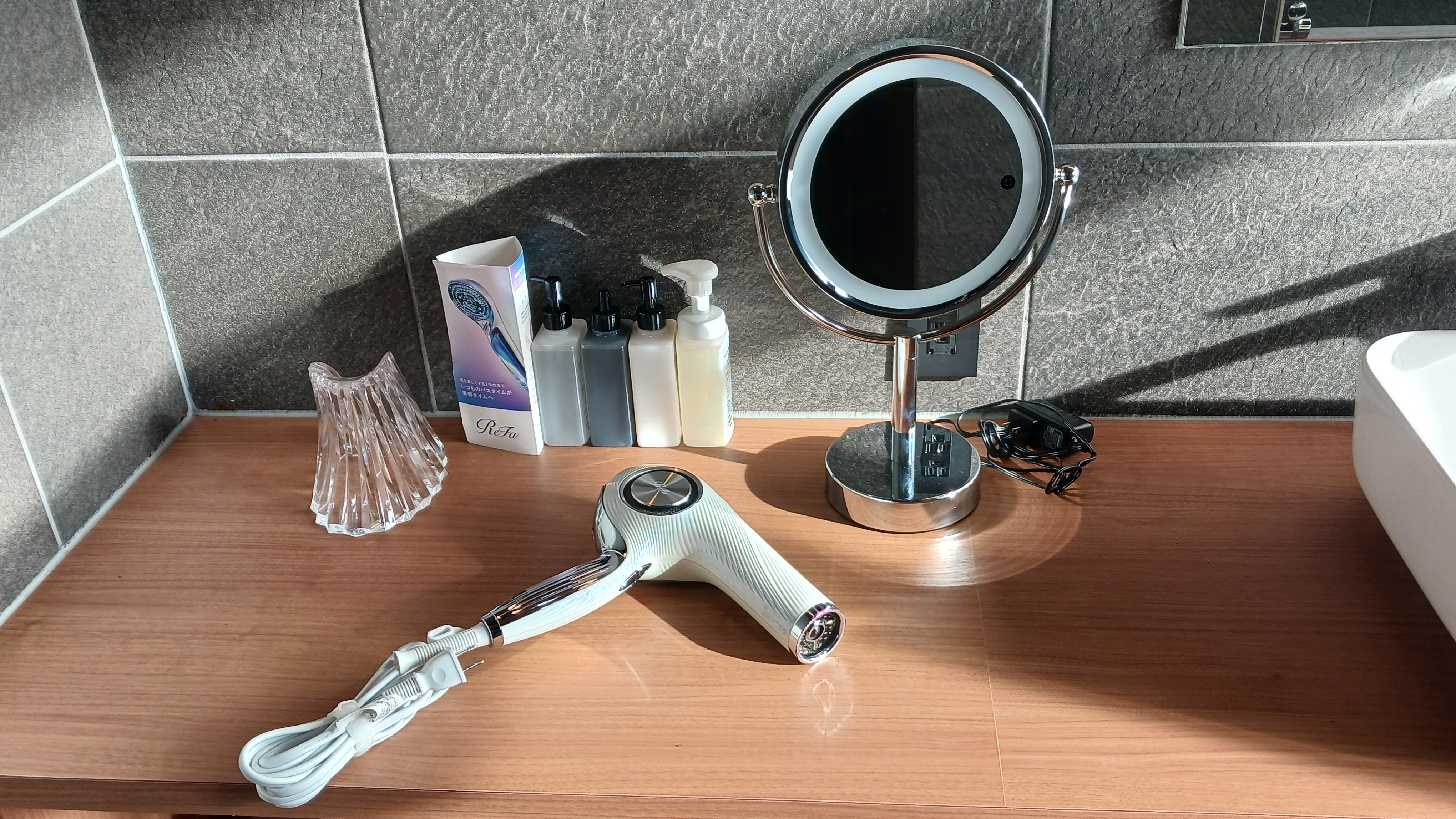 ReFa製ドライヤー※髪にやさしい高性能ドライヤー（エントランス・メインルームに設置しております）