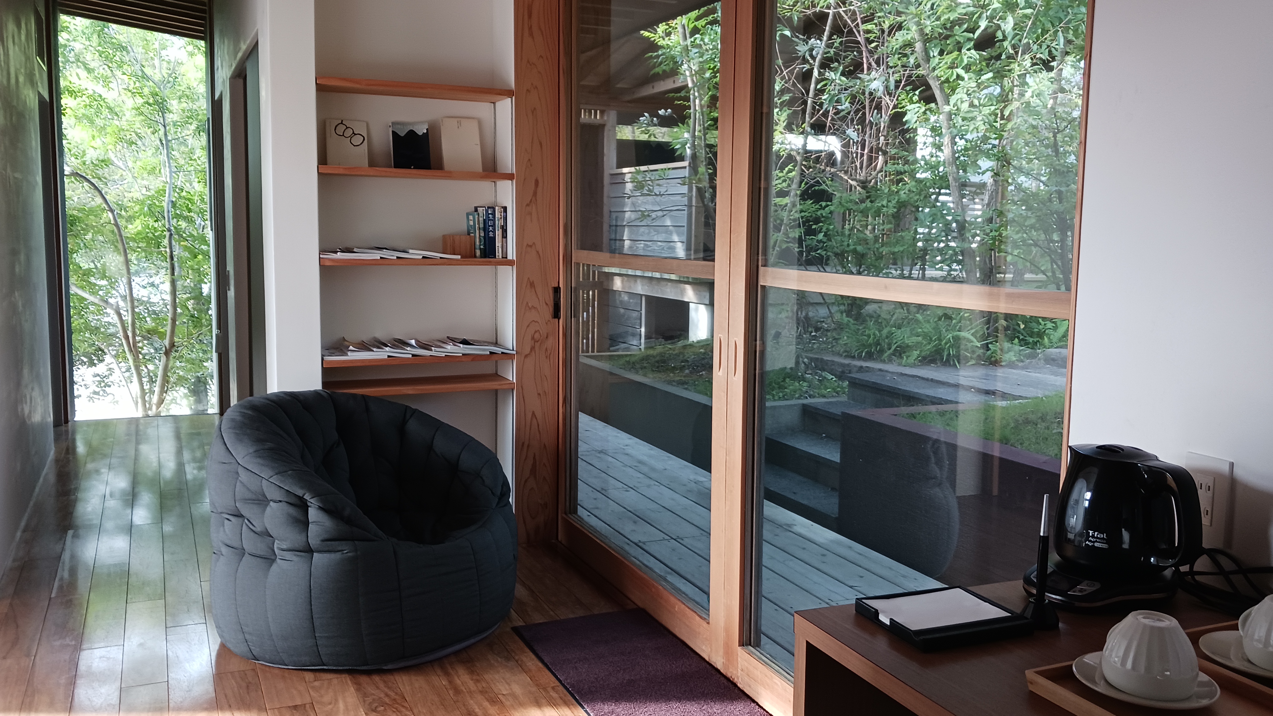 ステイルーム　室内2　メインラウンジや庭を見上げながらおくつろぎください。