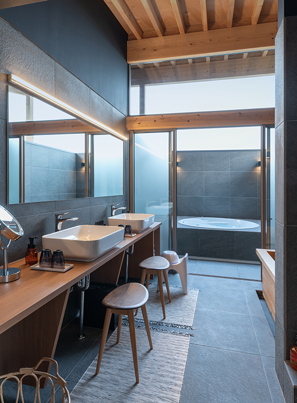 ステイルーム　洗面所　様々なアメニティ類もご用意しております。