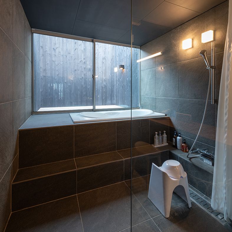 エントランス　浴室　夜空を見上げながらごゆっくりとご入浴をお楽しみください。