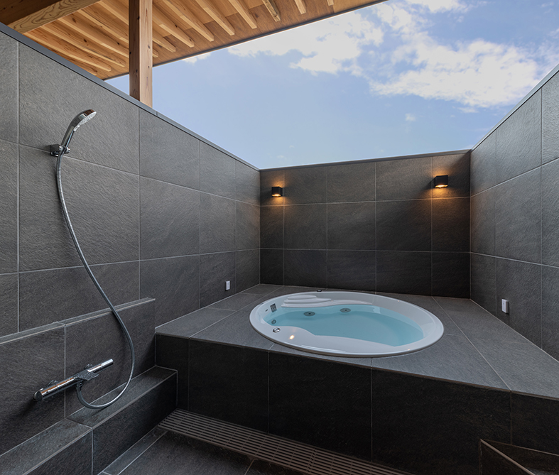 ステイルーム　浴室1　解放感がある浴場です。星空を眺めたり、木の香を楽しんだりできます。