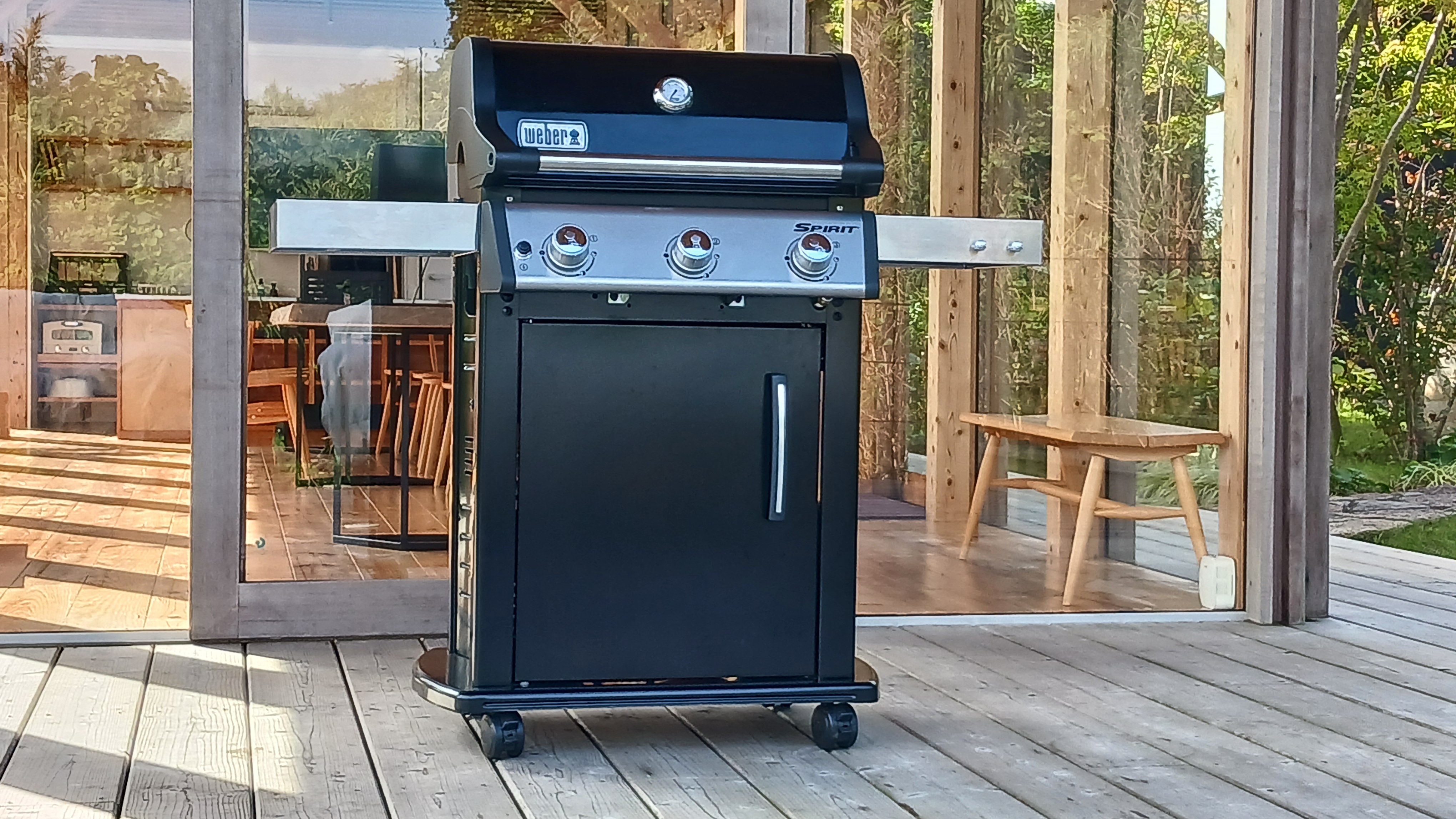 バーベキューグリル（レンタル料4,400円）※要予約　食材を持ち込んで皆様でいかがでしょうか