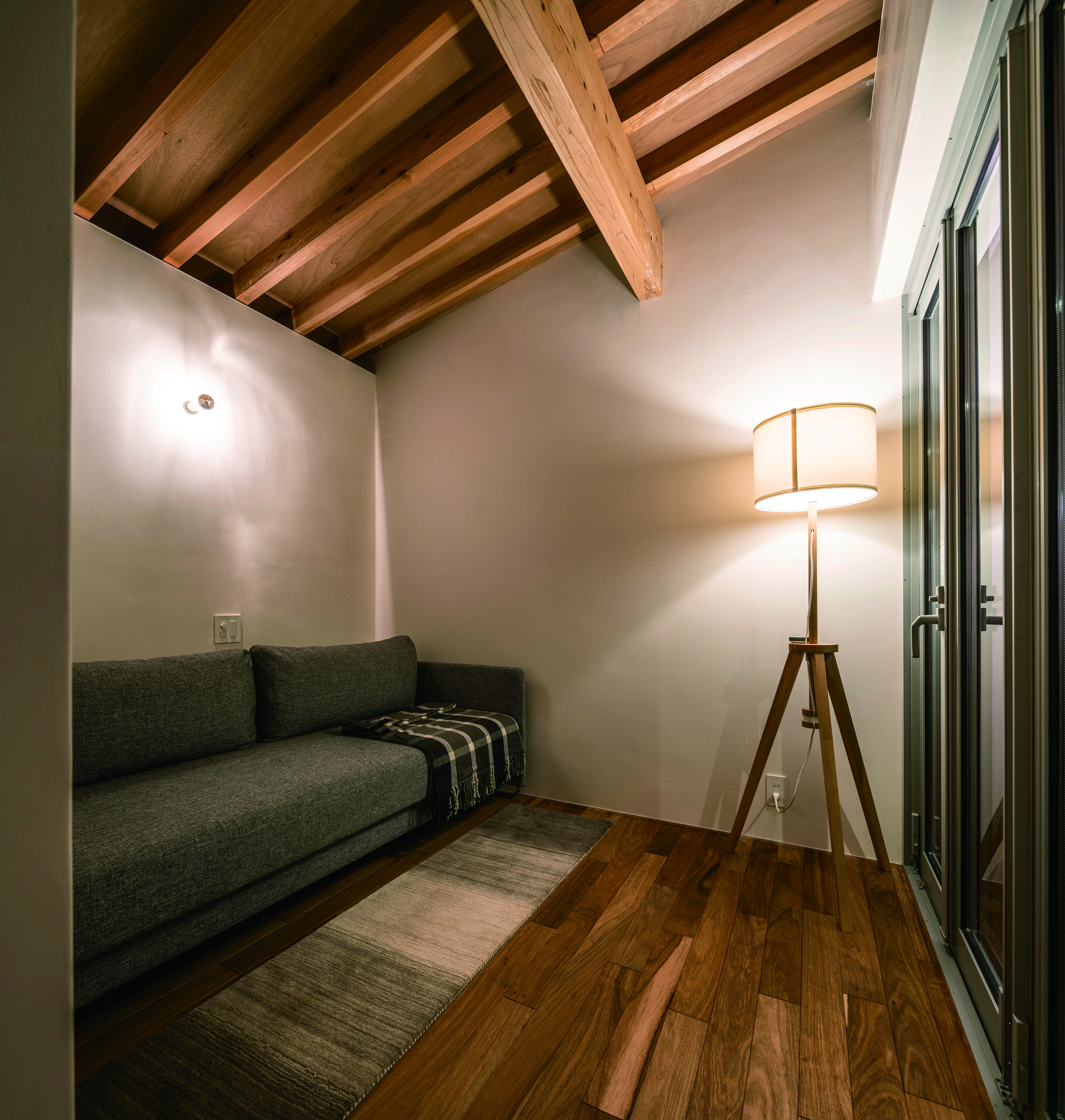 エントランス　室内3　ソファーでくつろぎながらメインラウンジのテラスが一望できます。