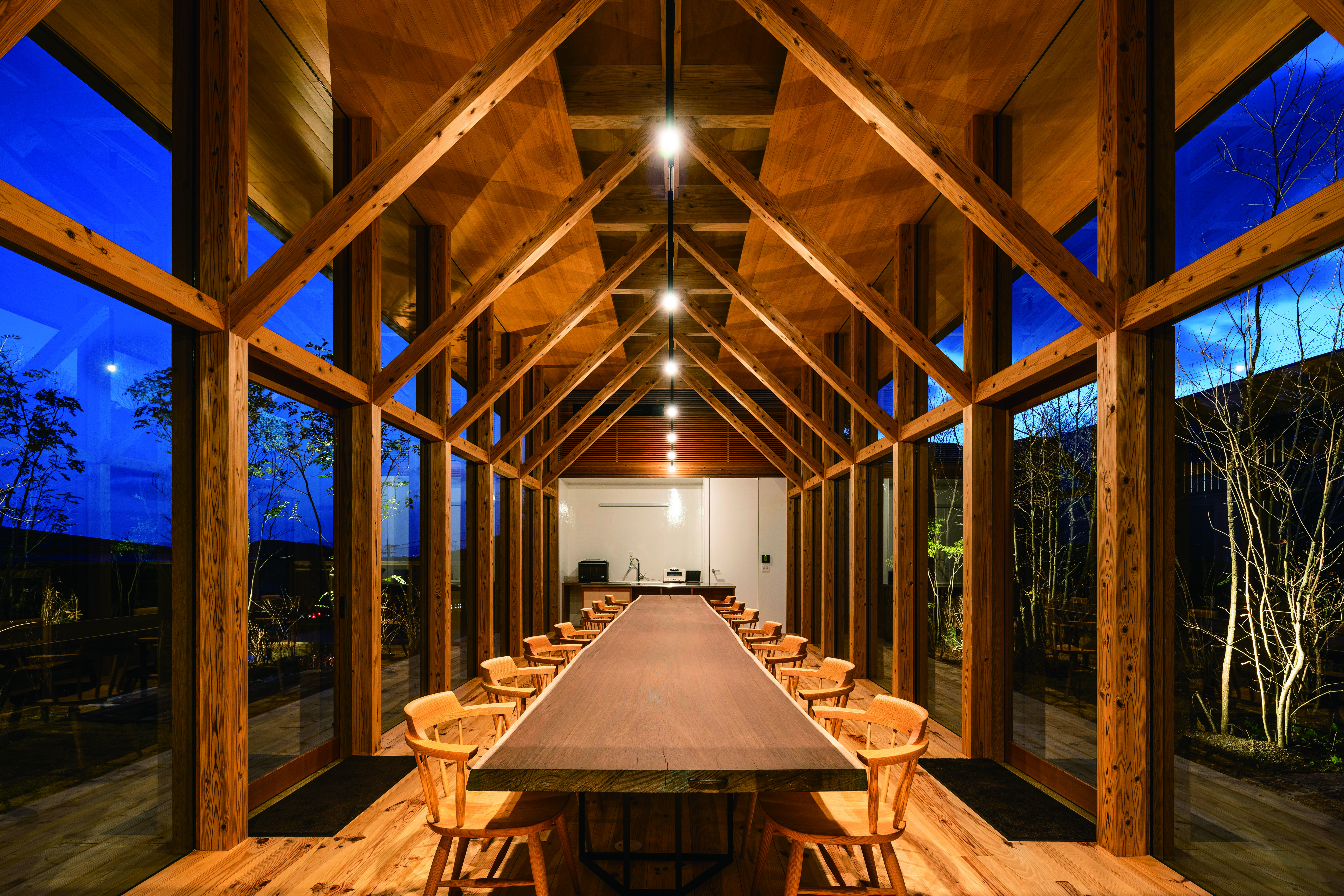 メインラウンジ5　圧巻の長さ6mの本物の銘木天板を使用