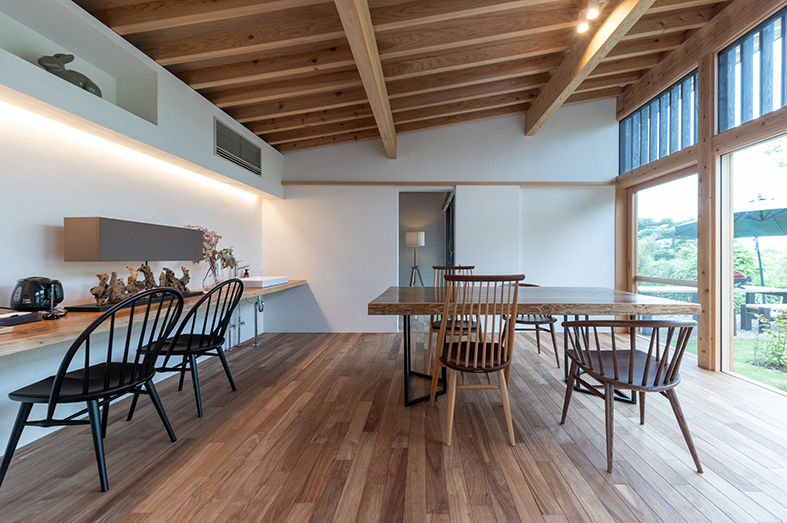 エントランス　室内1　木の温もりが感じられる自然素材に包まれた空間です。