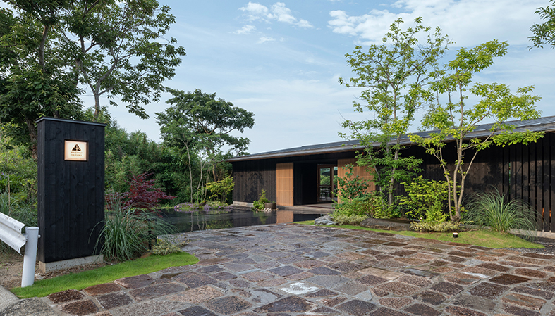 エントランス　自然との一体感を大切にしており、季節の移ろいとともに変化する体験ができます。