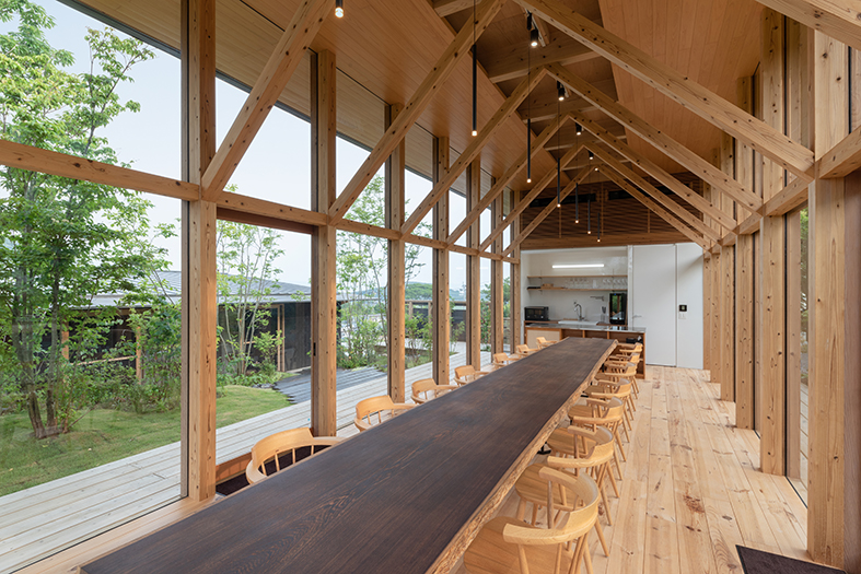 メインラウンジ1　ガラス張りのメインラウンジ　木造を体感できる広々としたキッチンラウンジ