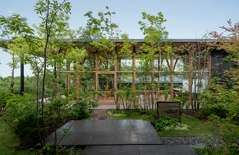 メインラウンジ　普段の生活では忘れがちな自然の音や香りを五感で感じることができます。