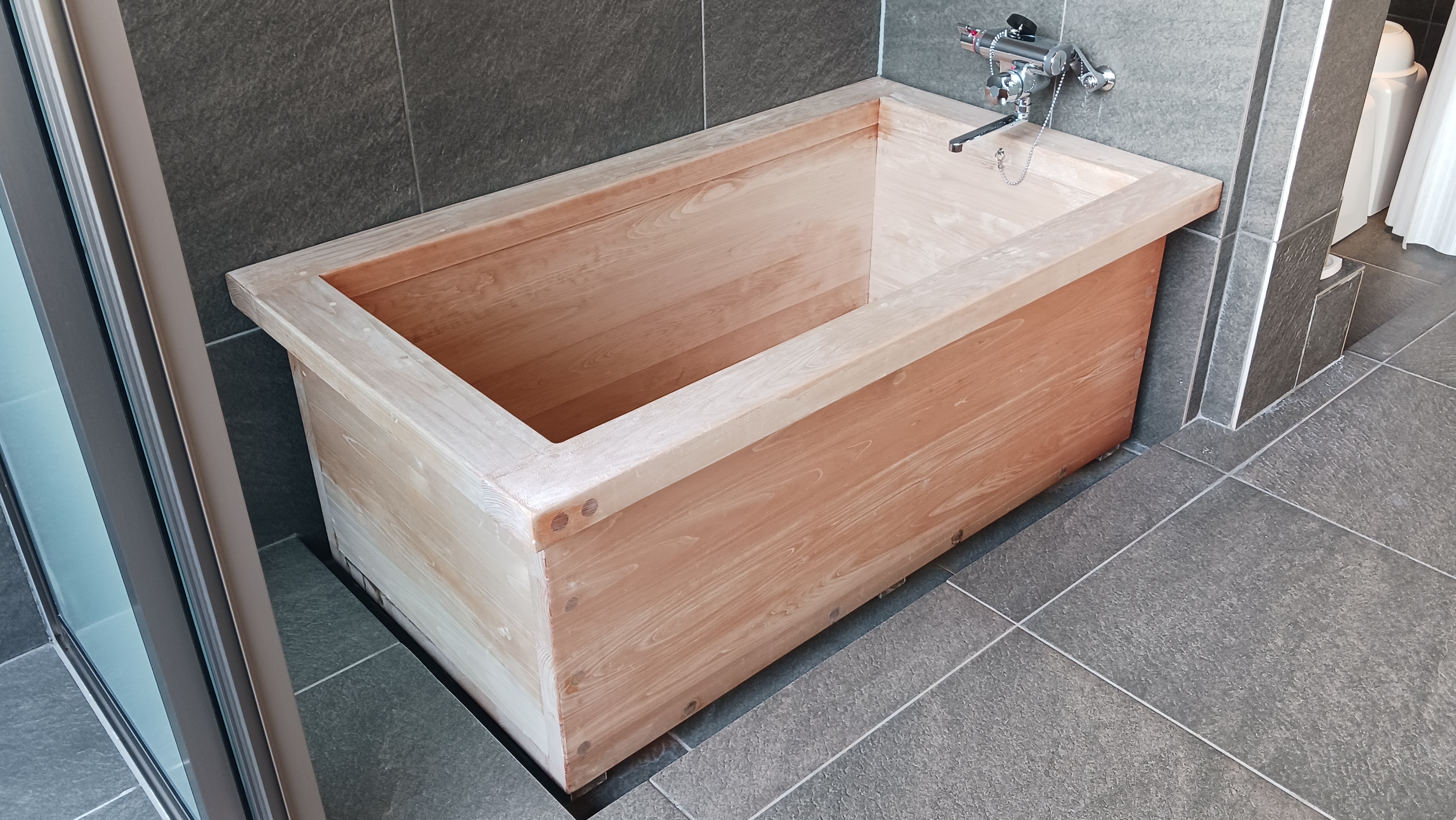 ステイルーム　浴室3　浴室内にはひのき風呂もございます。