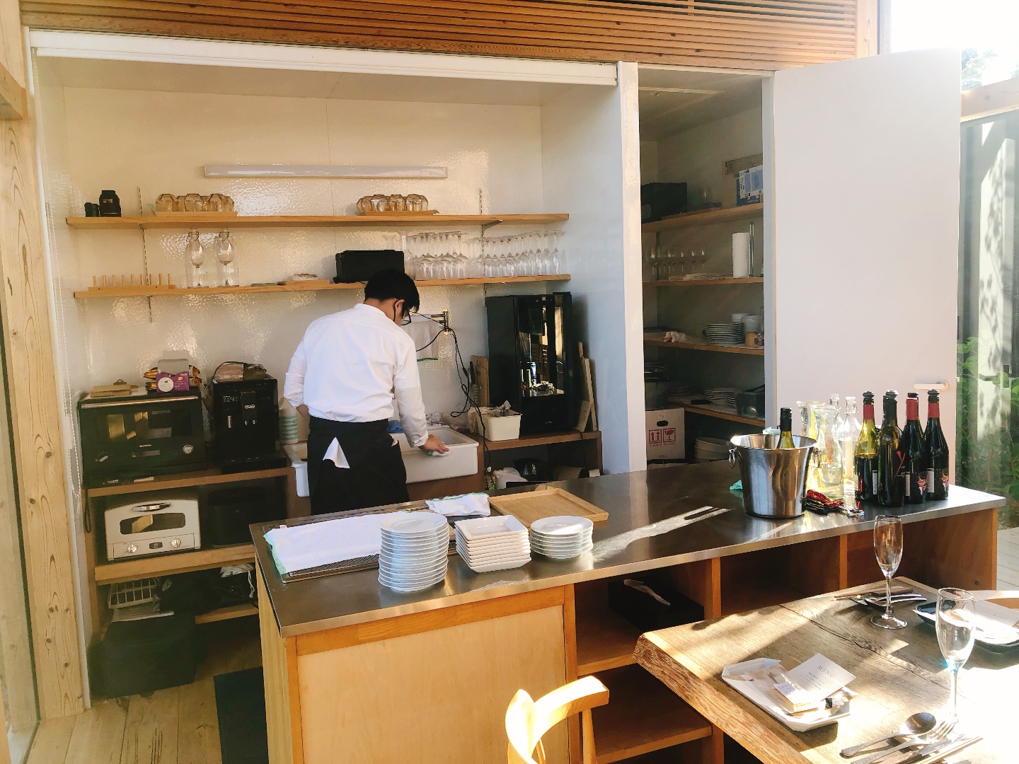 メインラウンジ3　ご宿泊の際に知人のシェフをお招き頂くこともできます。 ご予約時にお伝えください。