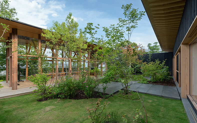 メインラウンジ　木の葉が揺れる音、鳥のさえずりなど、心地よい自然の音に耳を傾けることができます。