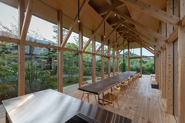 メインラウンジ2　50型液晶モニター　ホワイトボード　コンパクトスピーカー完備