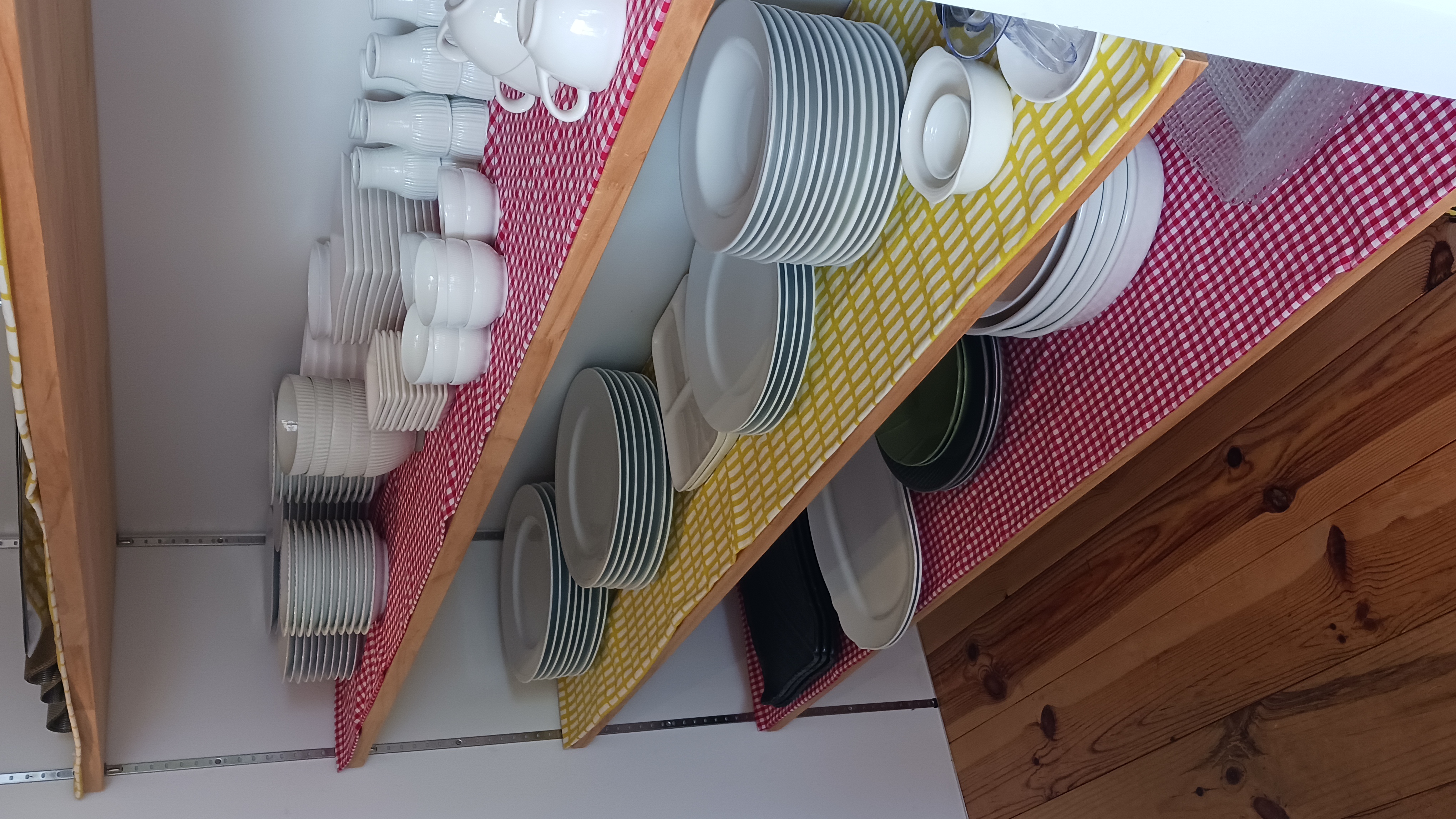 メインラウンジ　食器棚　※様々な食器が揃っております。