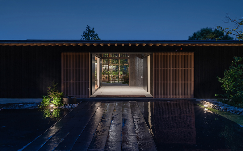 エントランス　夜空に輝く月の明かりなど、季節や時間帯によって異なる自然の魅力を発見できます。