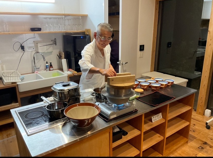 無農薬野菜や天然地魚を使用した日本料理です。四季折々の味わいで、心よりおもてなしいたします。