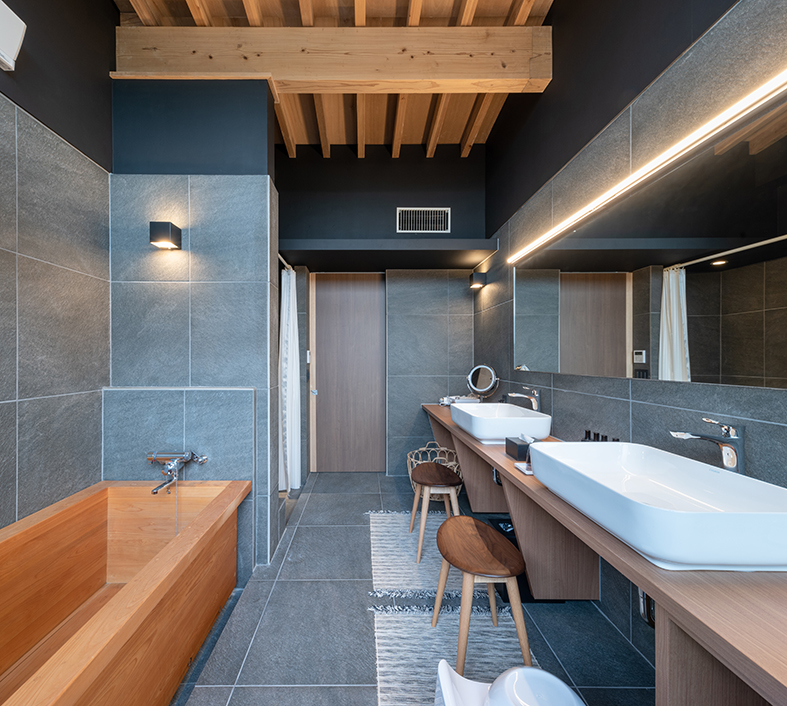 ステイルーム　浴室2　広々とした室内には、お風呂やシャワー室。洗面台も２台設置。