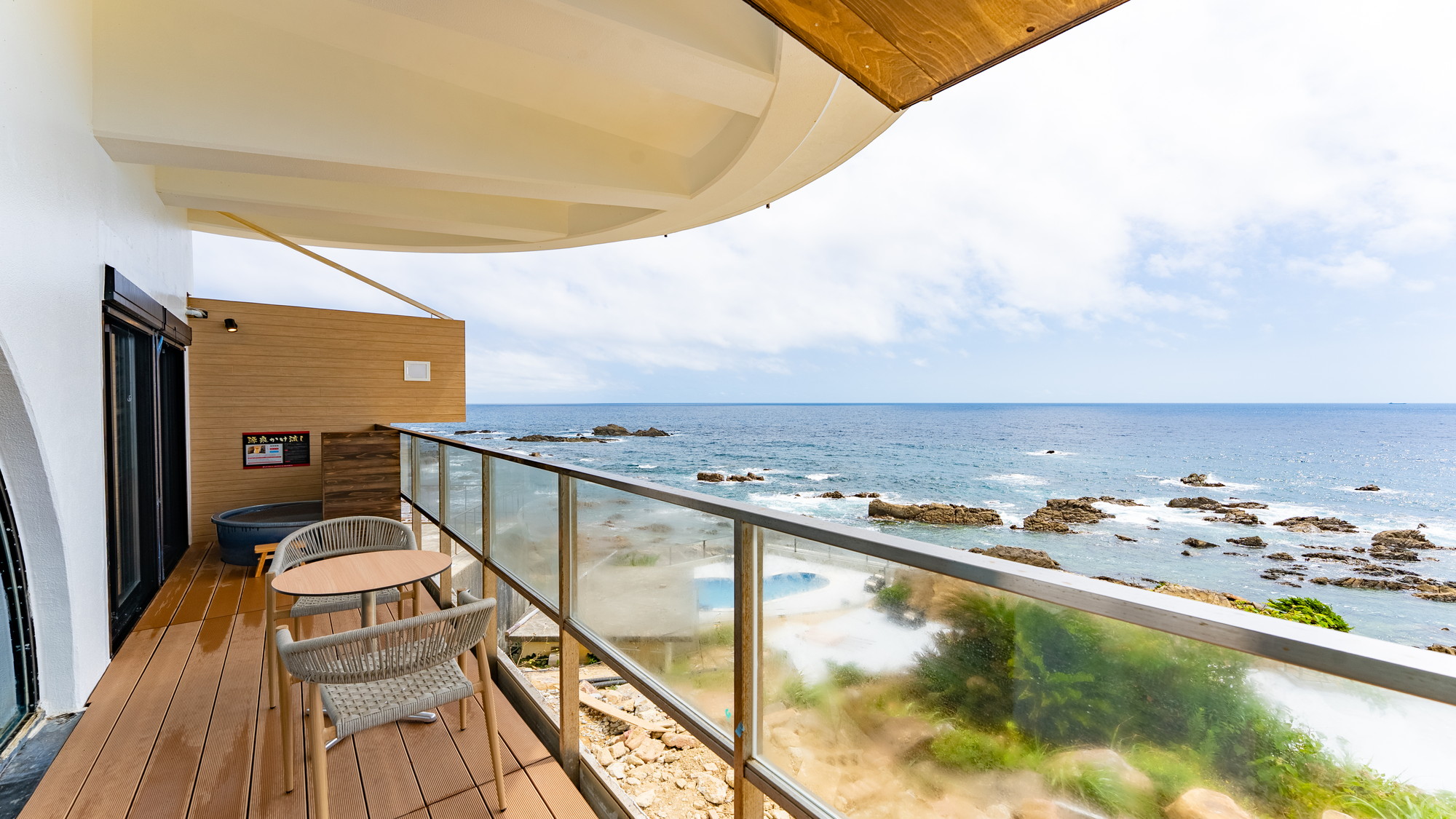 【和モダンスイート和洋室】70平米　テラス付　信楽焼露天風呂