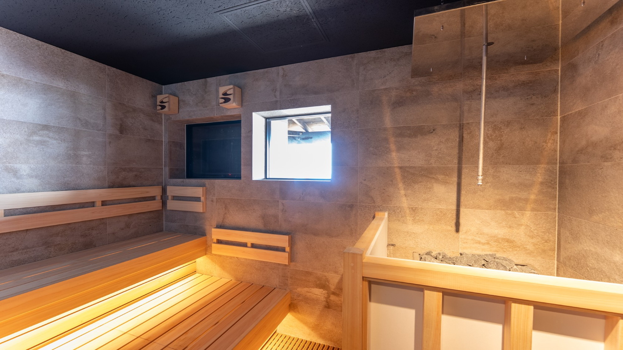 サウナに本気！オート＆セルフロウリュウが楽しめるオーシャンビューサウナ　キンキンの水風呂も併設！