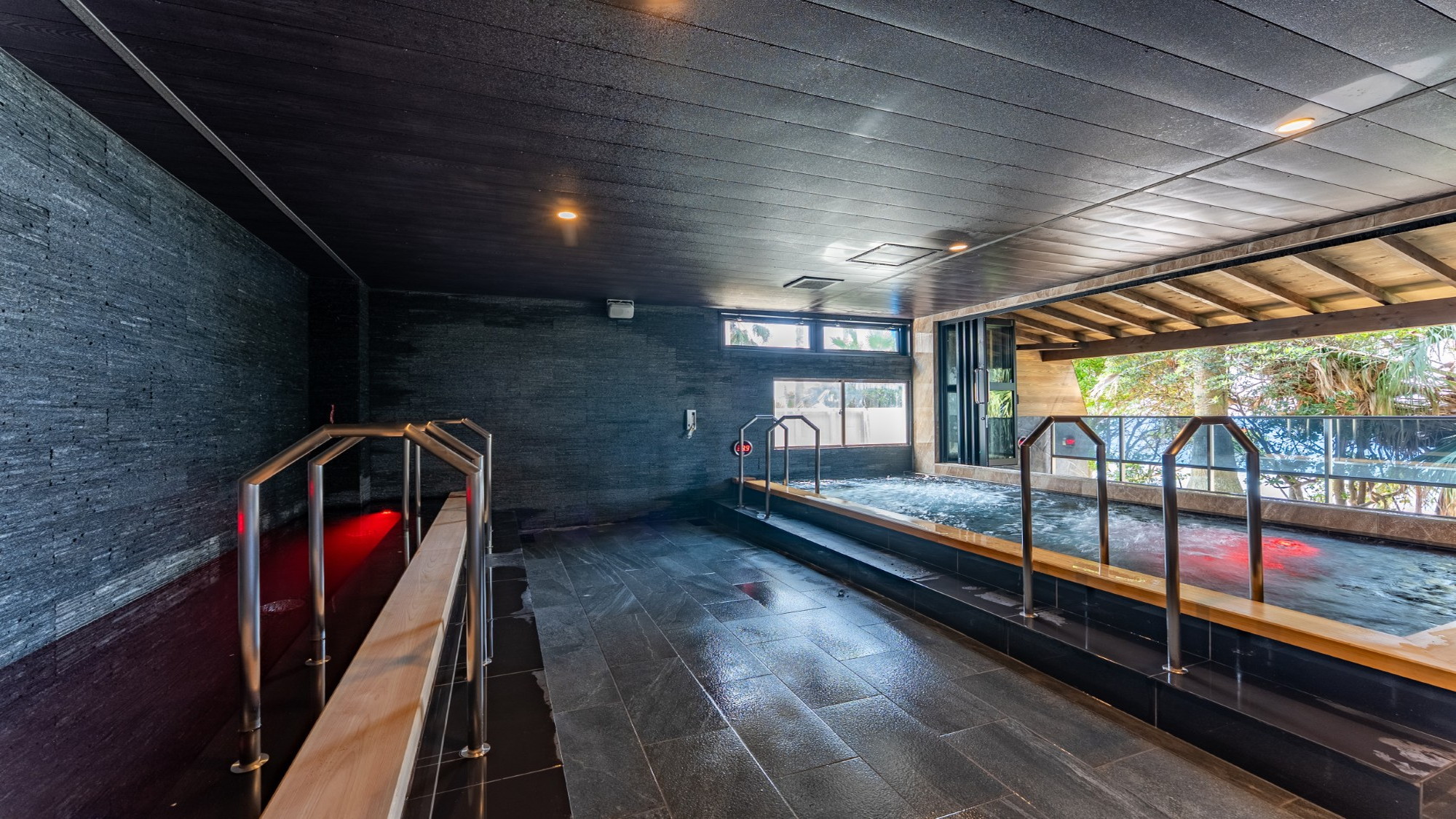 【天然温泉内湯】太平洋を一望できる開放的なオーシャンビュー内湯風呂